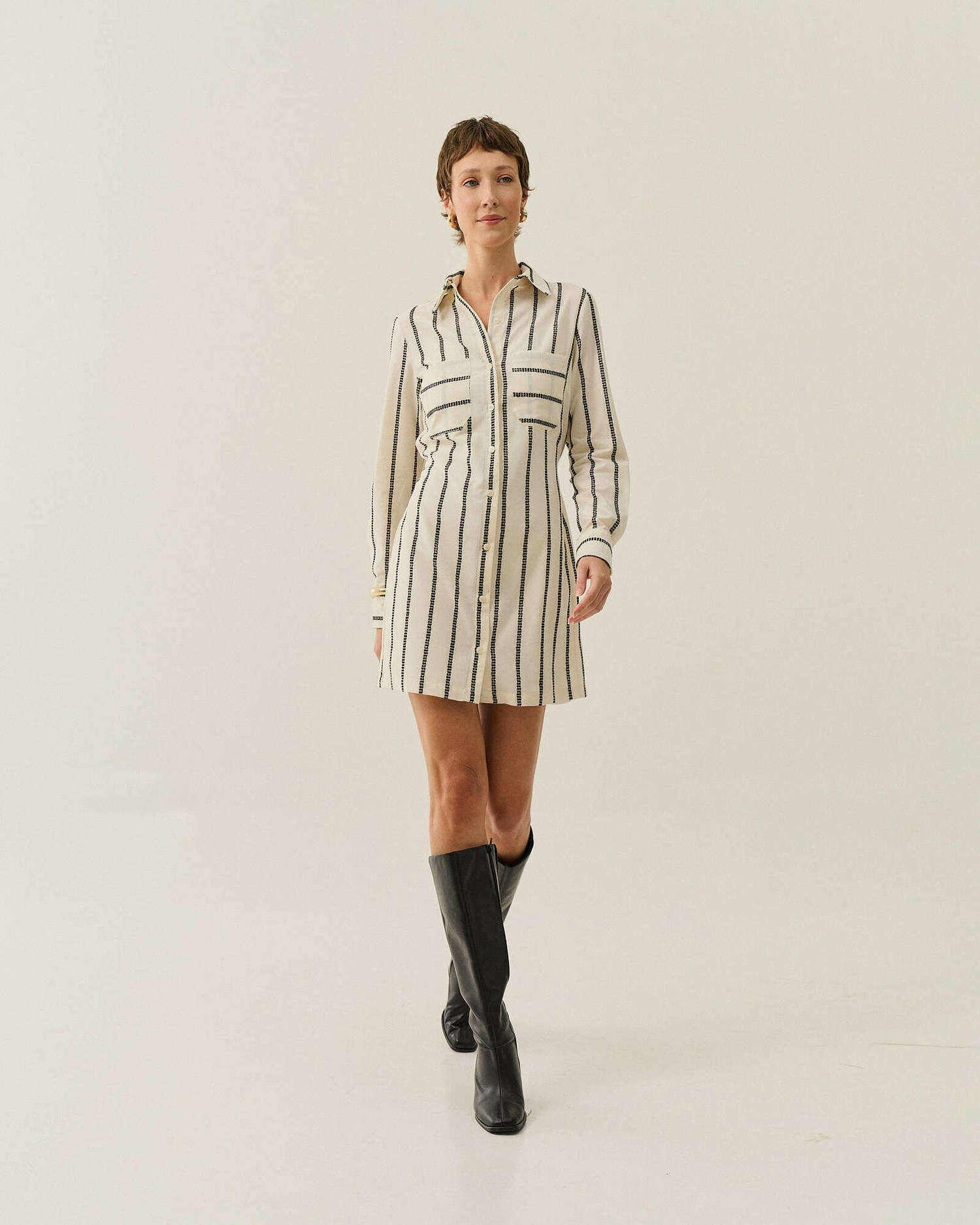 VESTIDO CHEMISE CURTO LISTRAS BORDADAS — foto 3