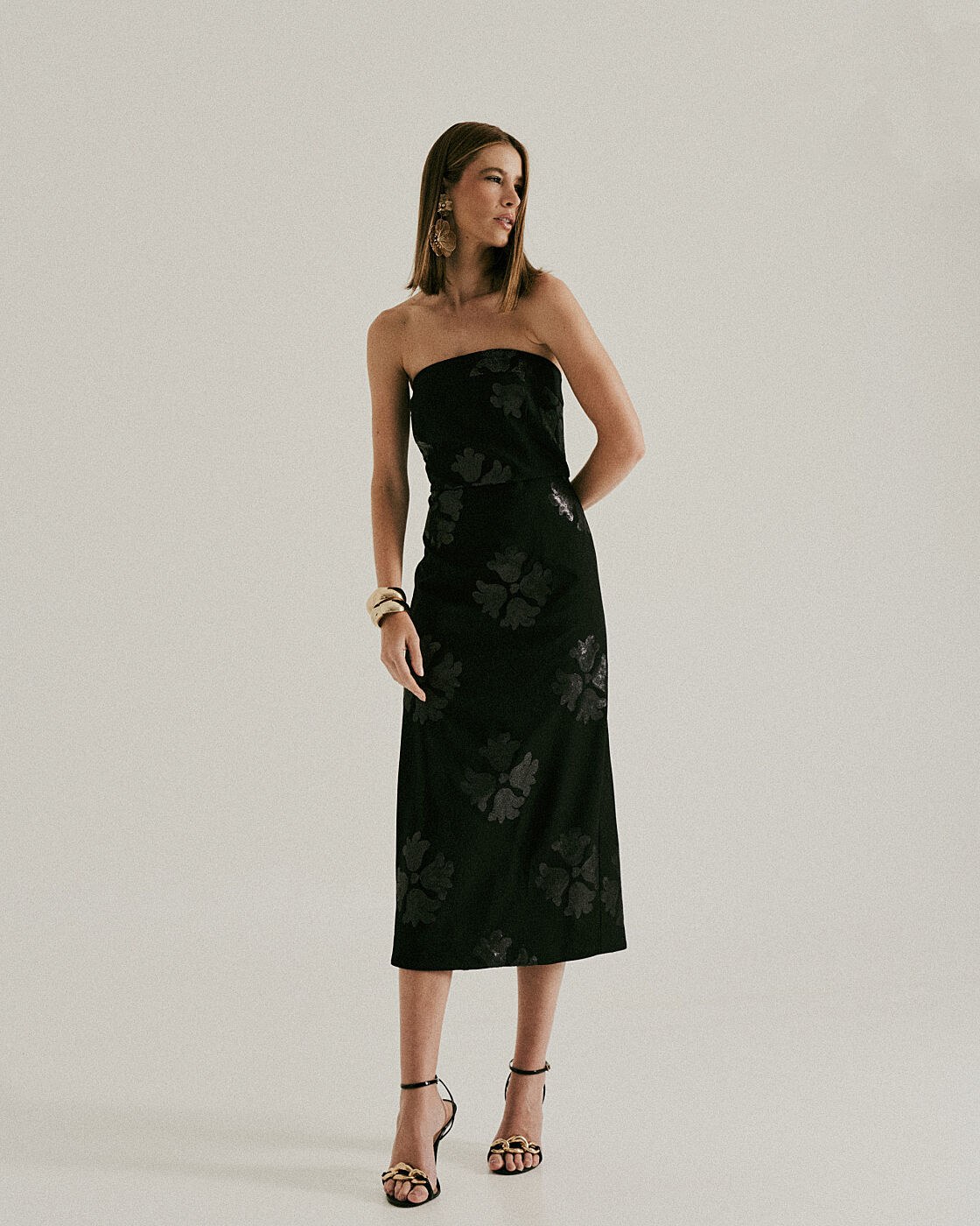 VESTIDO MIDI CLASSICO COM PAETE — foto 16