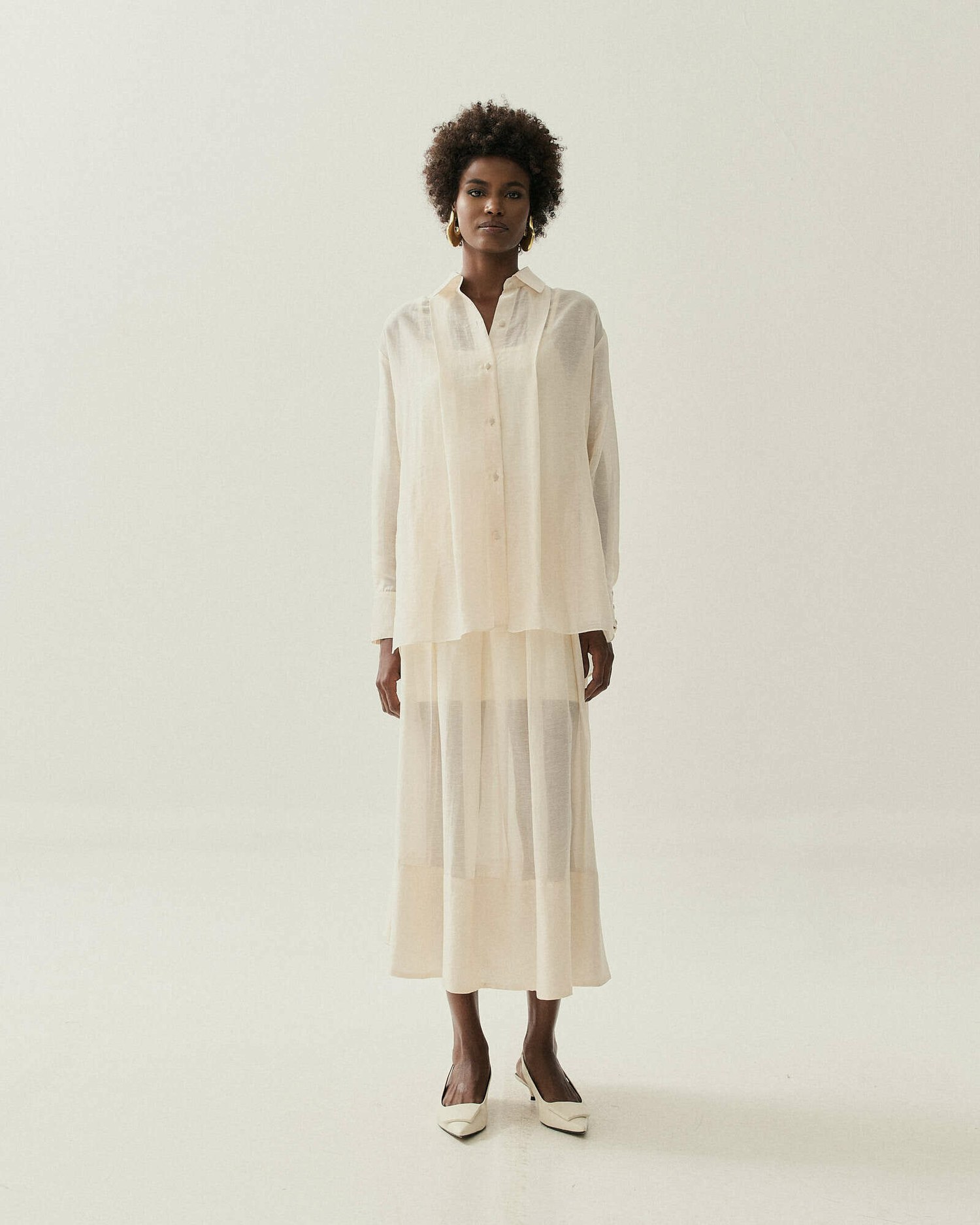 CAMISA ALONGADA TRANSPARENCIA COM PREGAS — foto 19