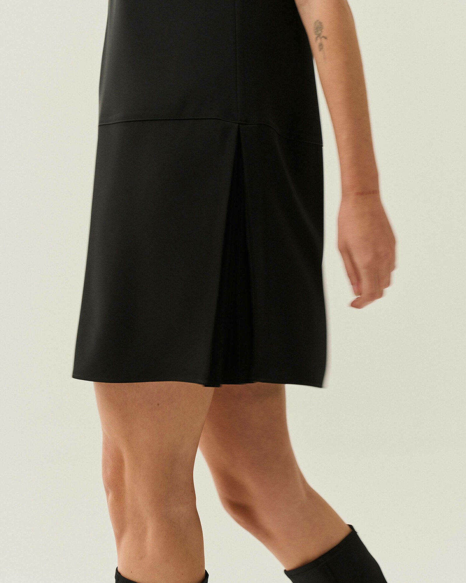 VESTIDO CURTO DETALHE PLISSADO (PROMO) — foto 15