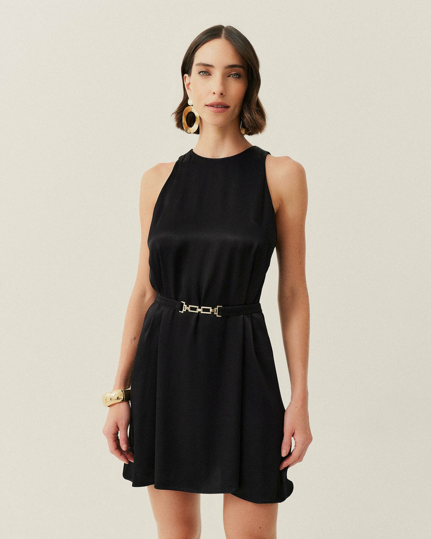VESTIDO CURTO LISO COM CINTO MONOS — foto 21