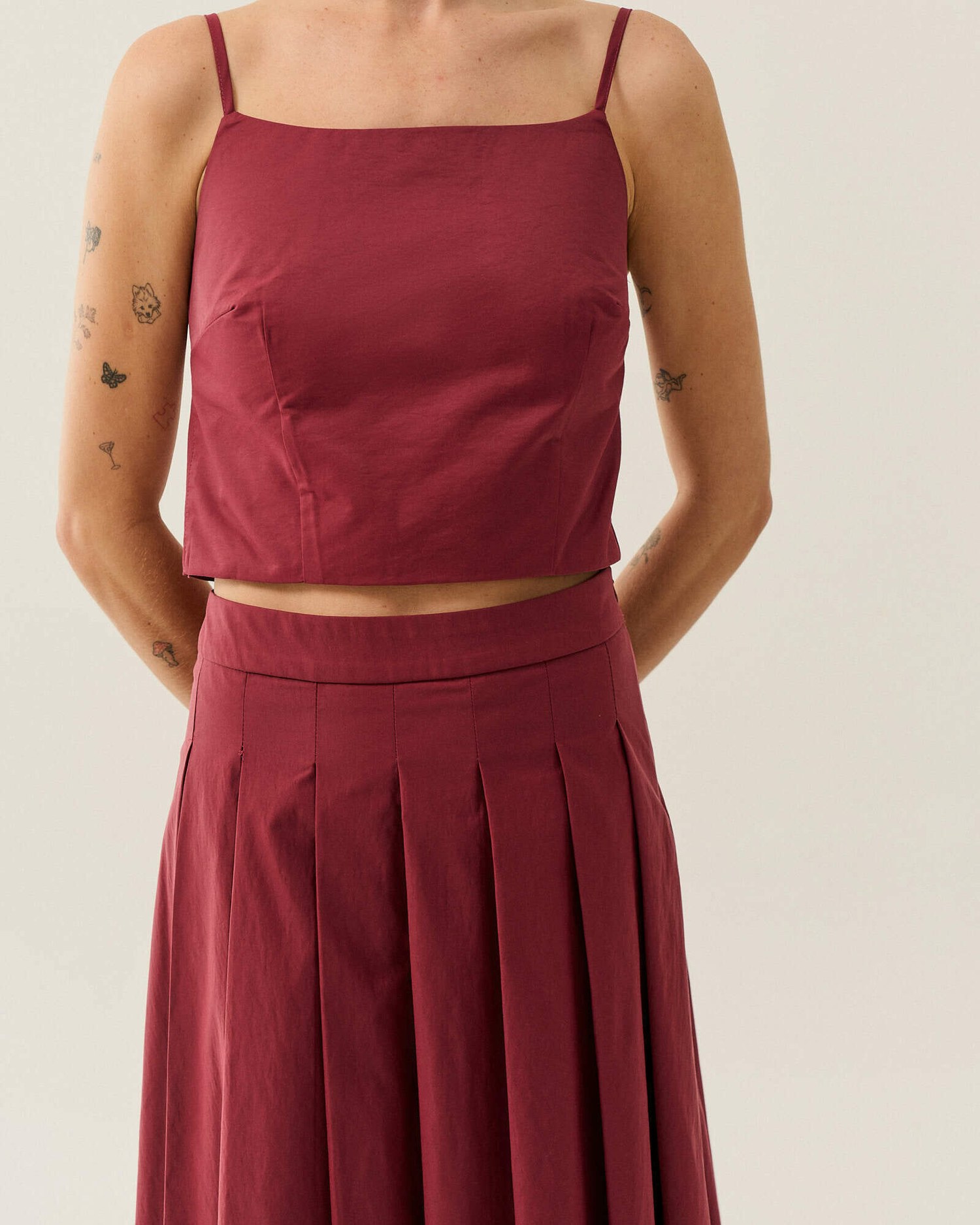 TOP CROPPED ALFAIATARIA ABERTURA COSTAS — foto 13
