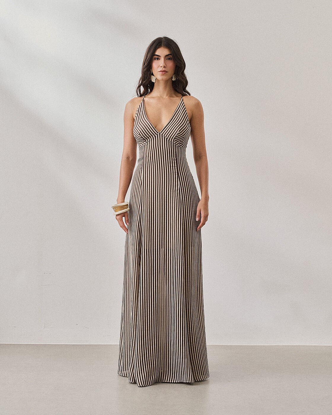 VESTIDO LONGO LISTRADO COM FENDAS — foto 16