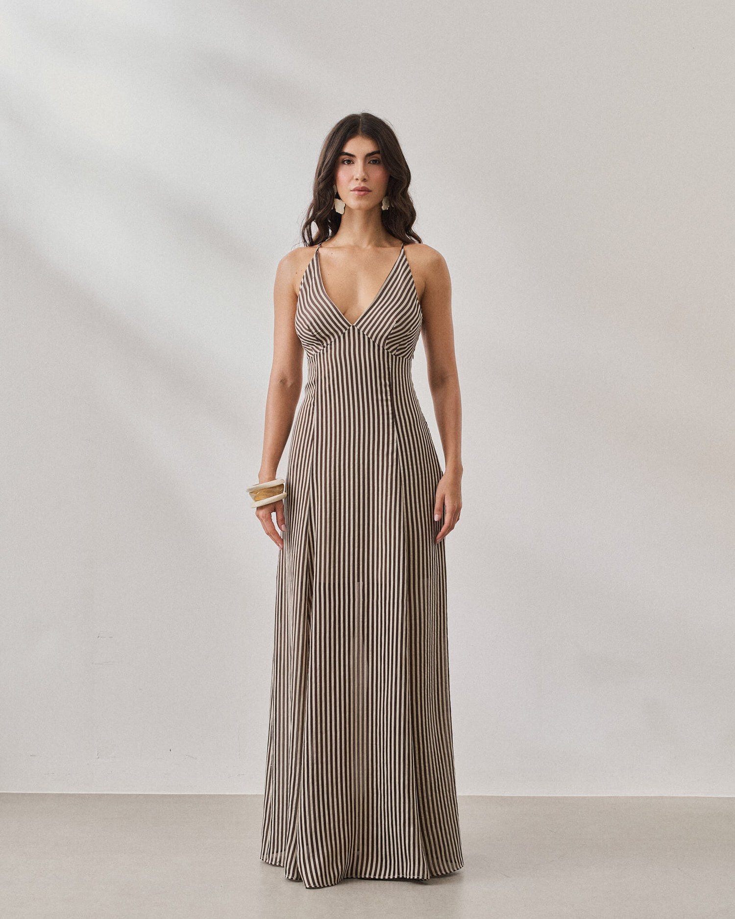 VESTIDO LONGO LISTRADO COM FENDAS — foto 4