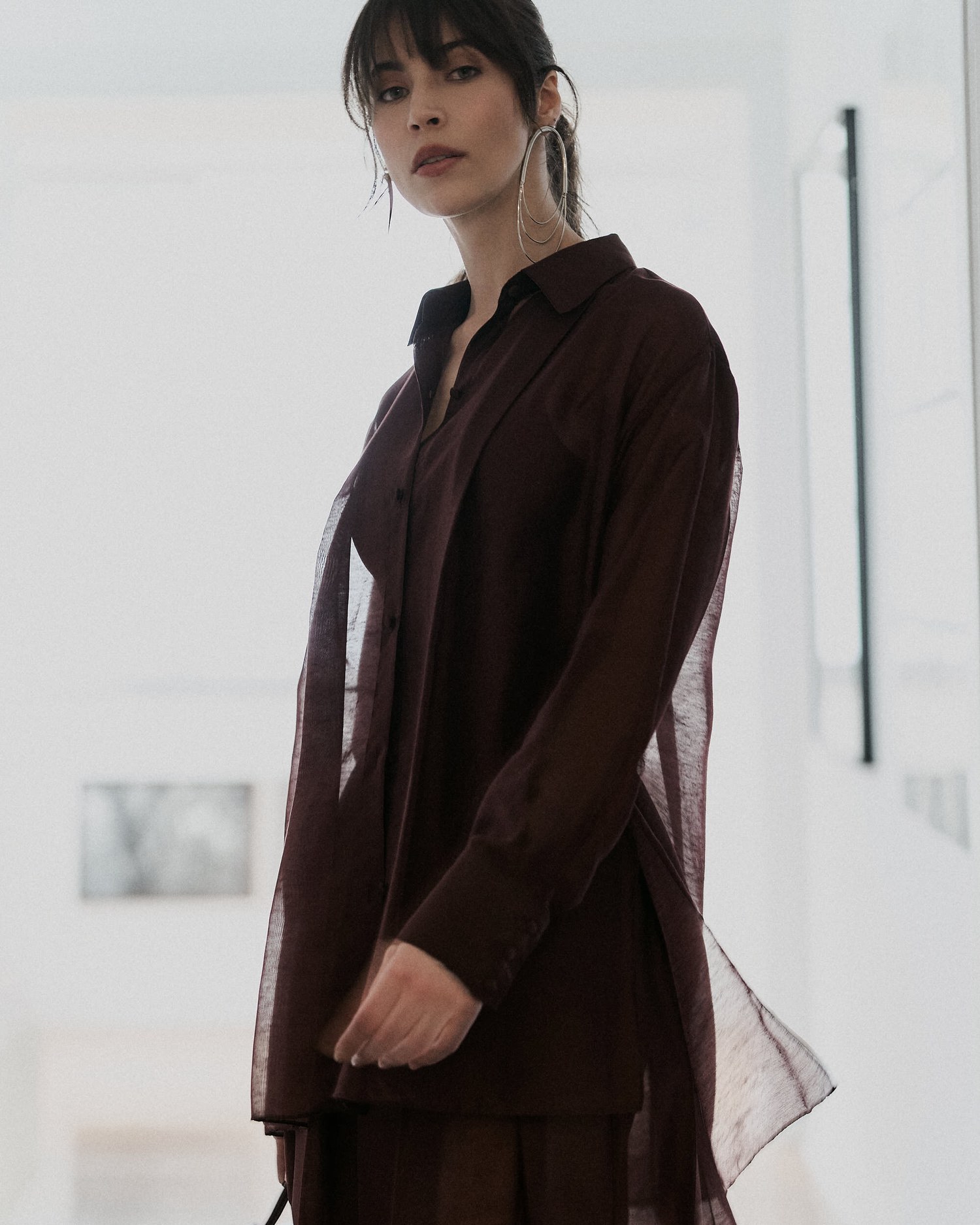 CAMISA ALONGADA TRANSPARENCIA COM PREGAS — foto 11