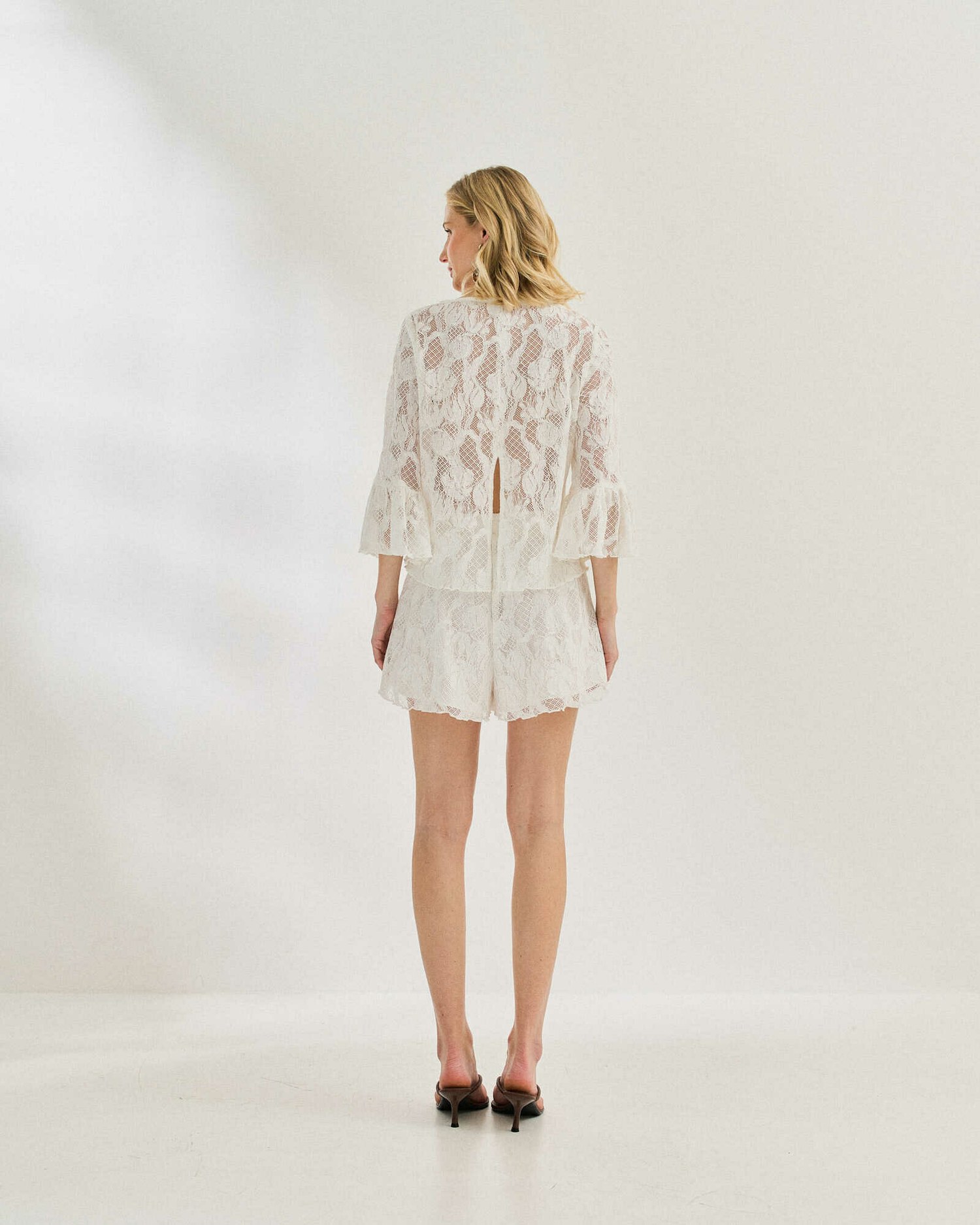 BLUSA DE RENDA FLORAL COM FENDA — foto 9