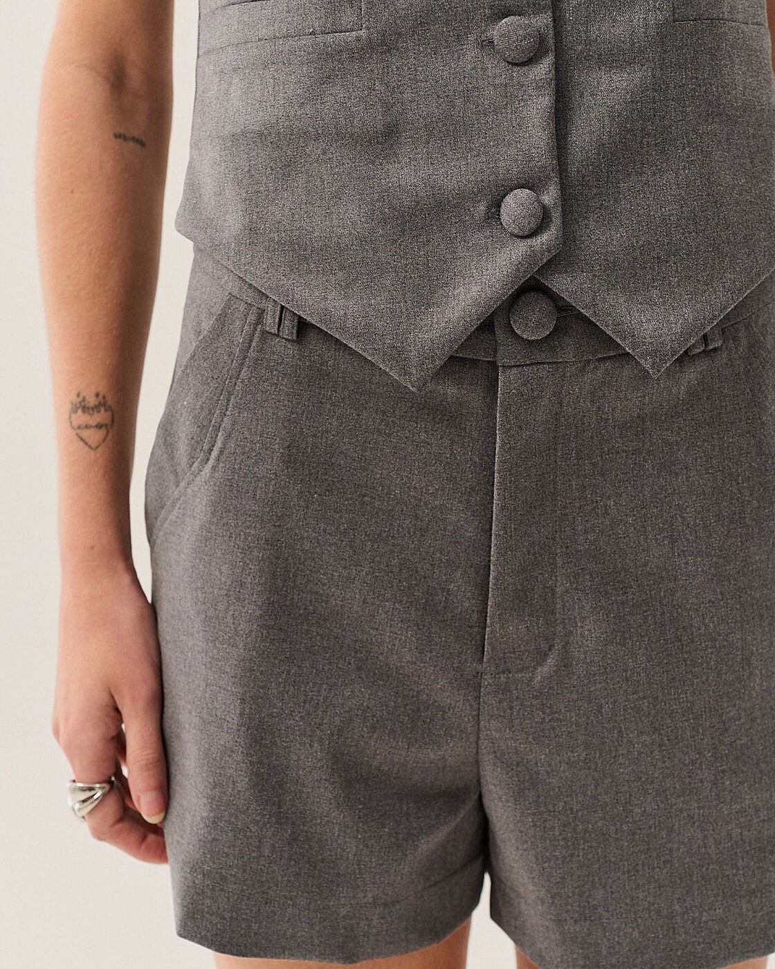 SHORTS RETO ALFAIATARIA PASSANTE DUPLO — foto 10