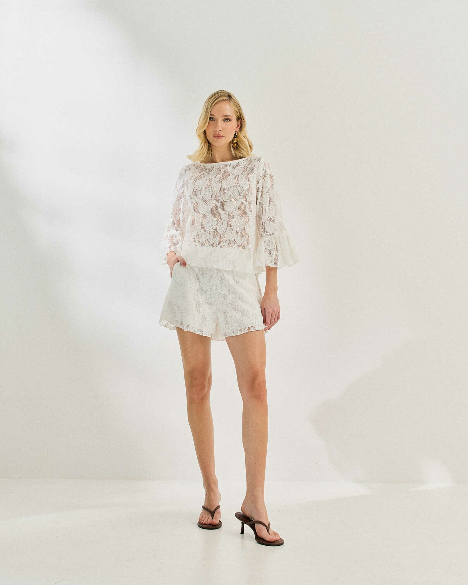 BLUSA DE RENDA FLORAL COM FENDA — foto 6