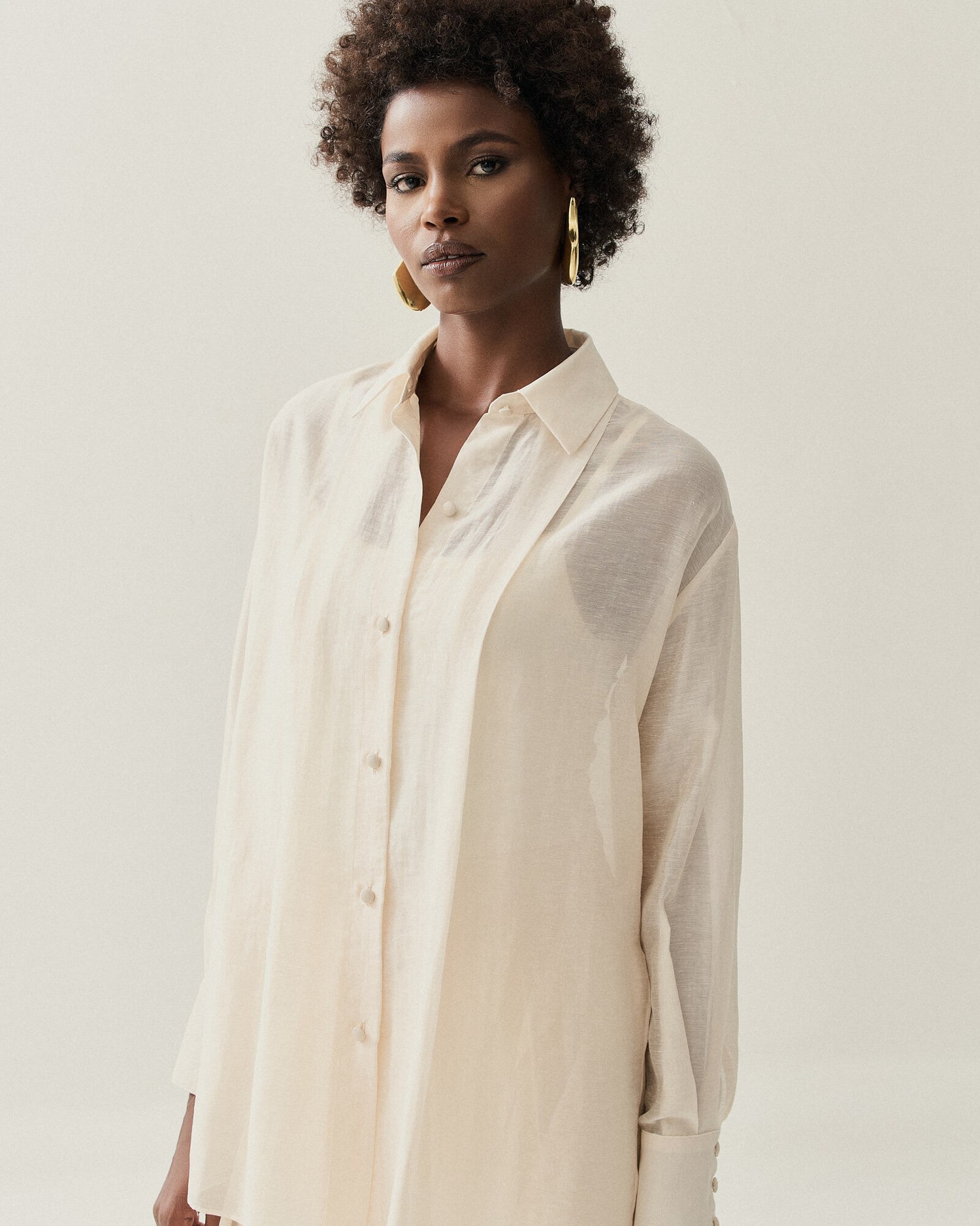 CAMISA ALONGADA TRANSPARENCIA COM PREGAS — foto 15