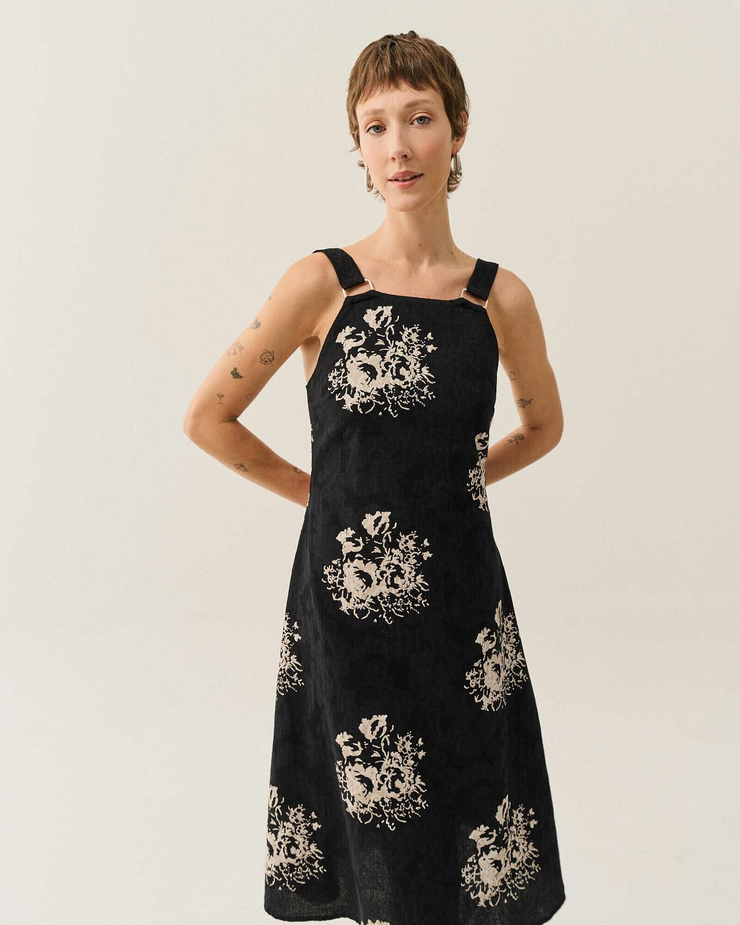 VESTIDO MIDI EVASE ALCA LARGA — foto 6