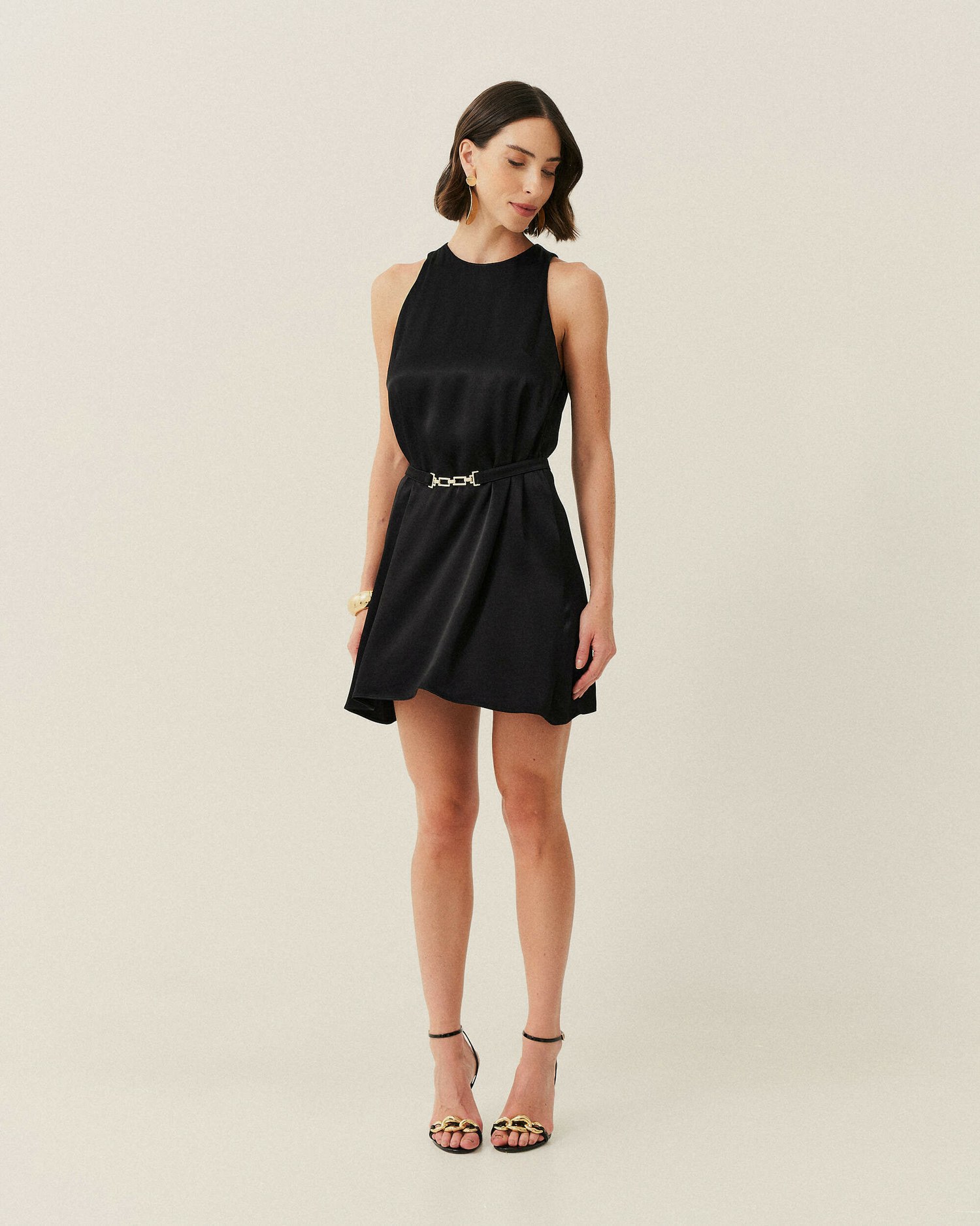 VESTIDO CURTO LISO COM CINTO MONOS — foto 19
