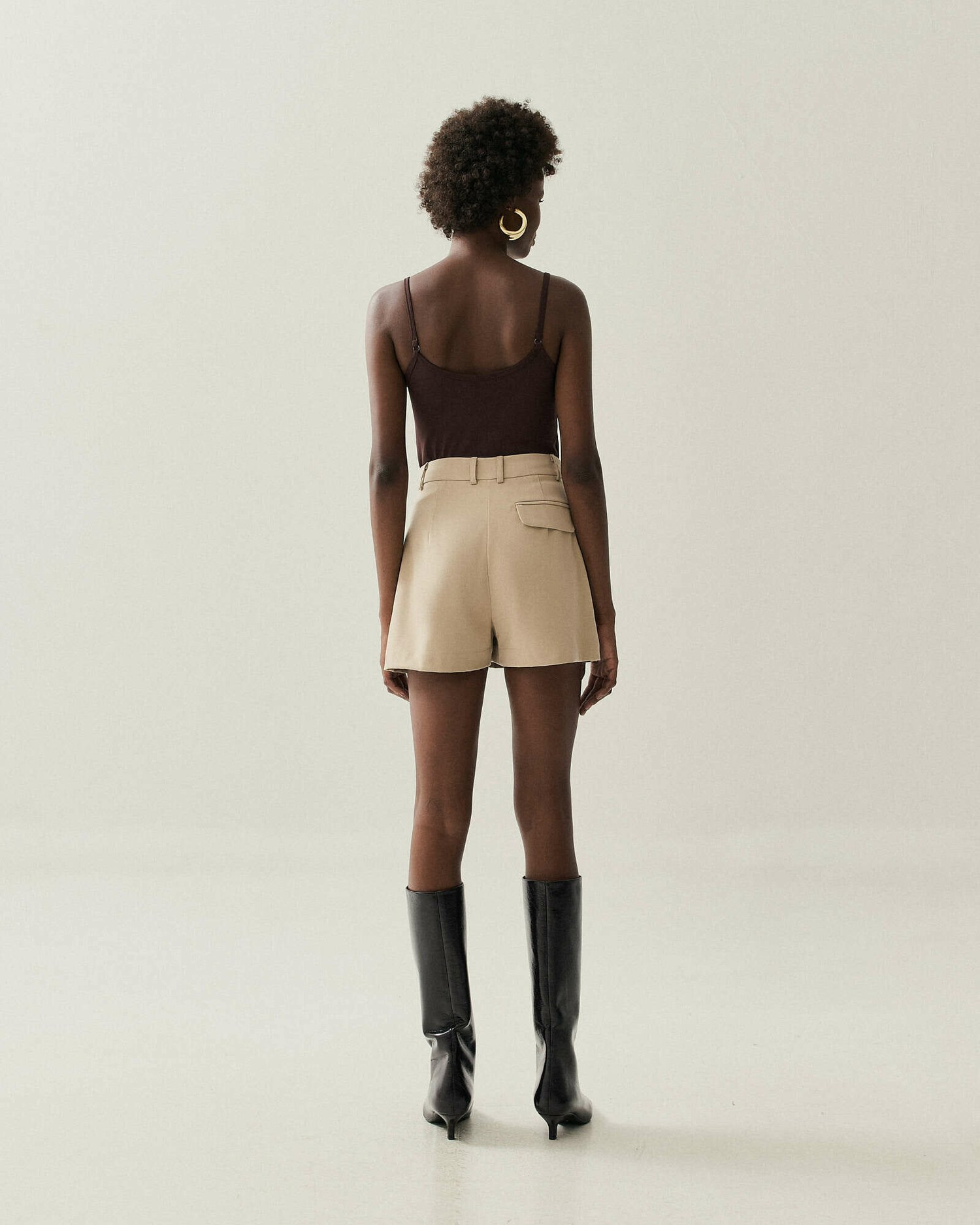 SHORTS CURTO ALFAIATARIA COM PREGAS — foto 15