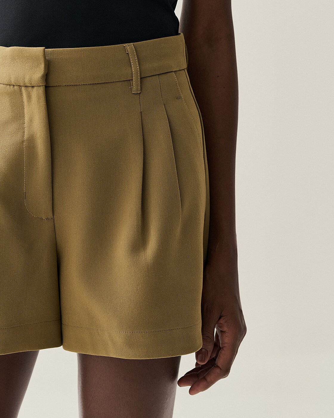 SHORTS ALFAIATARIA COM PREGAS — foto 11