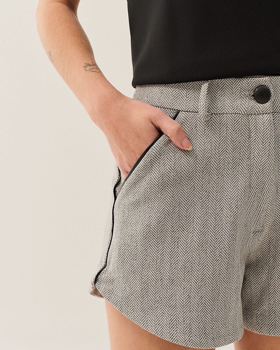SHORTS ALFAIATARIA DETALHE DE COURO — foto 8
