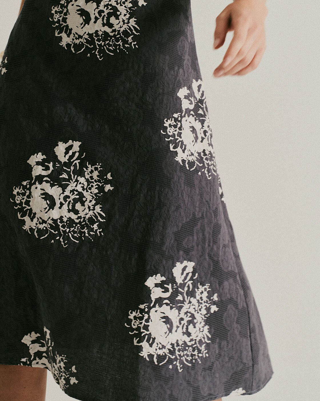VESTIDO MIDI EVASE ALCA LARGA — foto 2