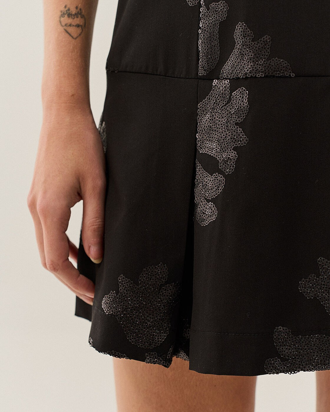 VESTIDO CURTO BORDADO DE PAETES (PROMO) — foto 17