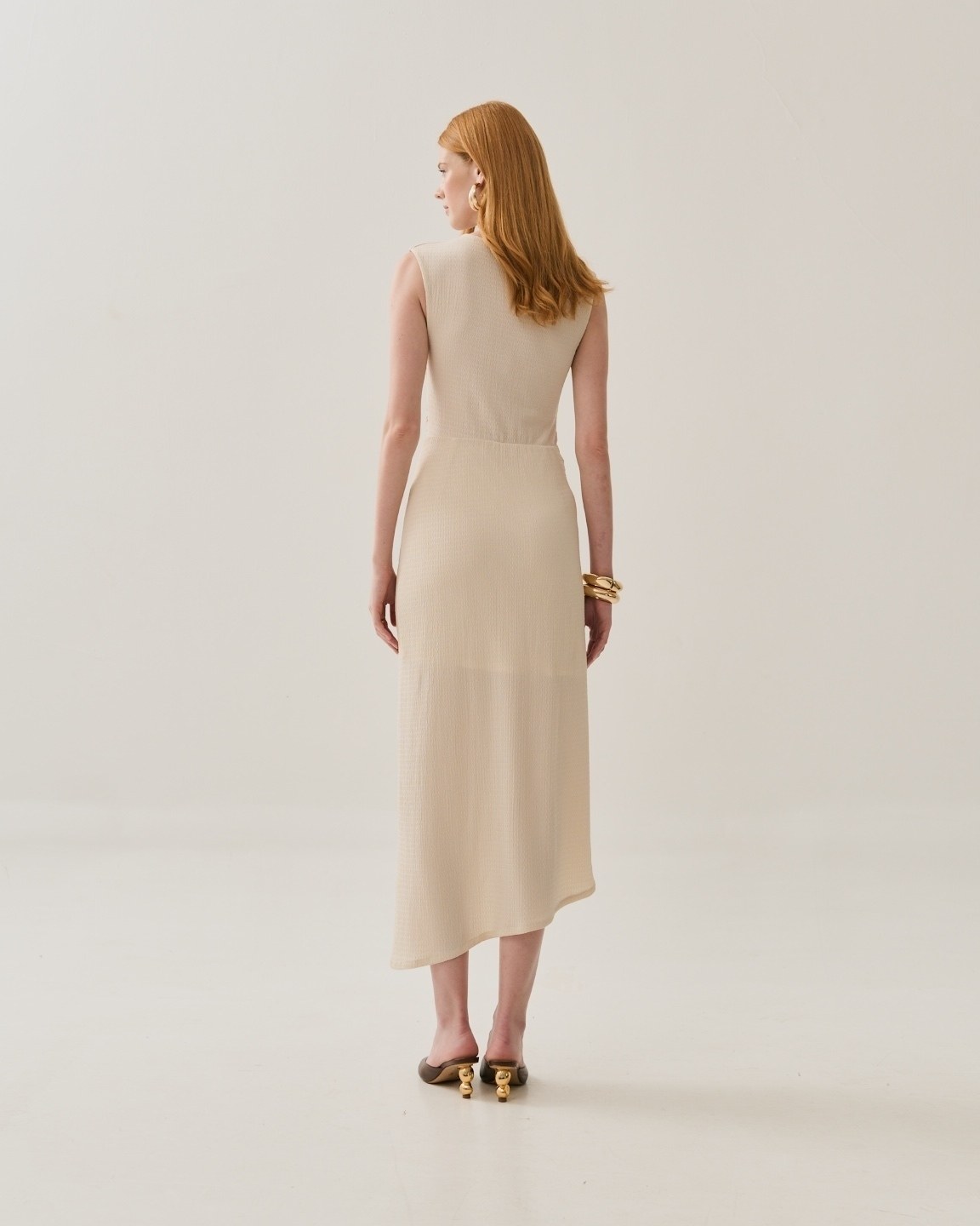 VESTIDO MIDI FRANZIDO LATERAL — foto 14
