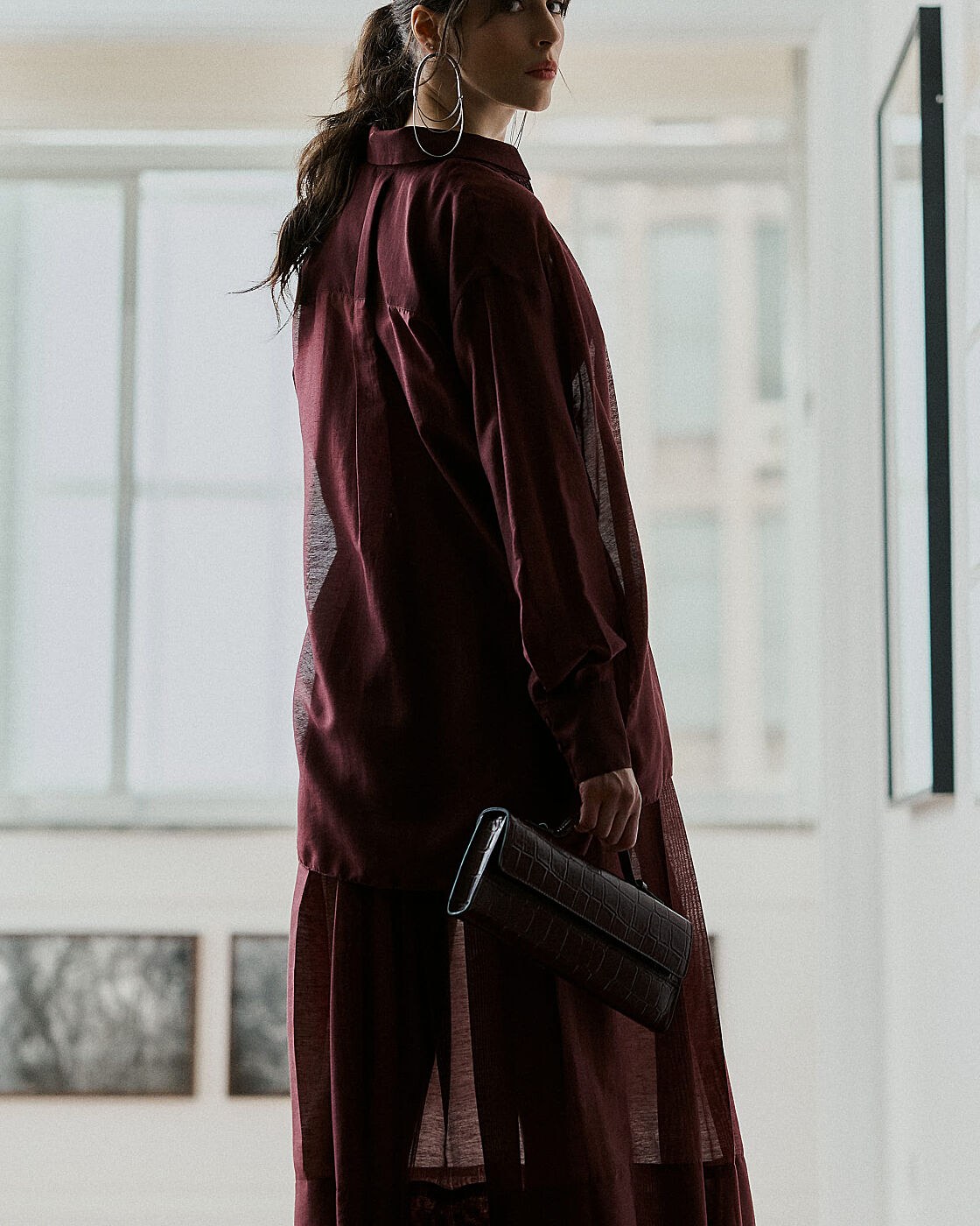 CAMISA ALONGADA TRANSPARENCIA COM PREGAS — foto 3