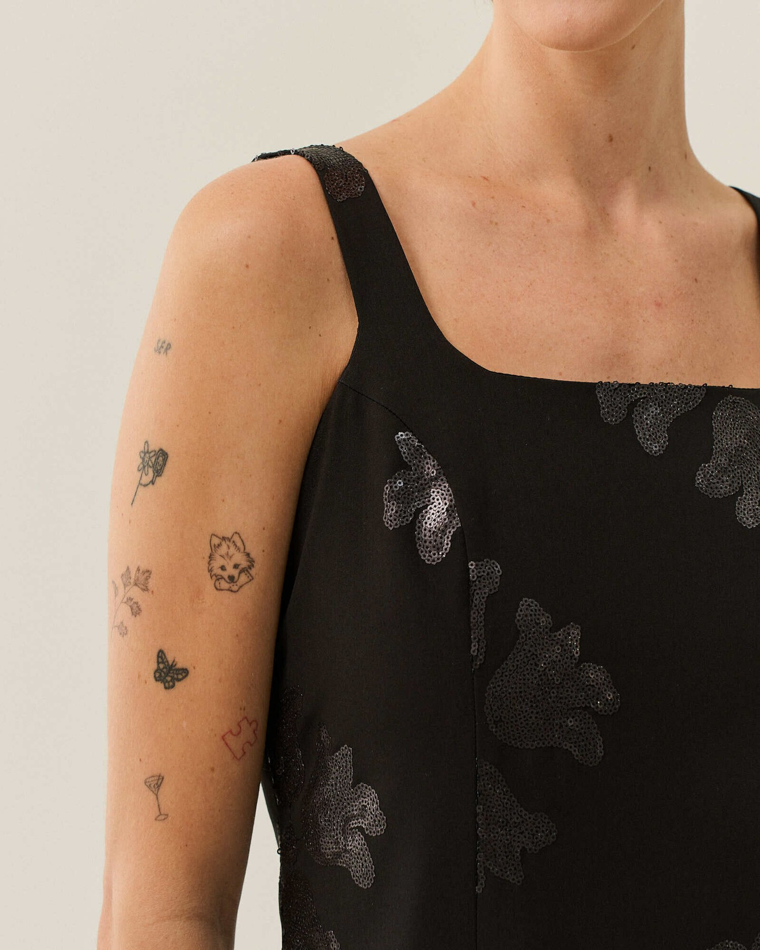 VESTIDO CURTO BORDADO DE PAETES (PROMO) — foto 9