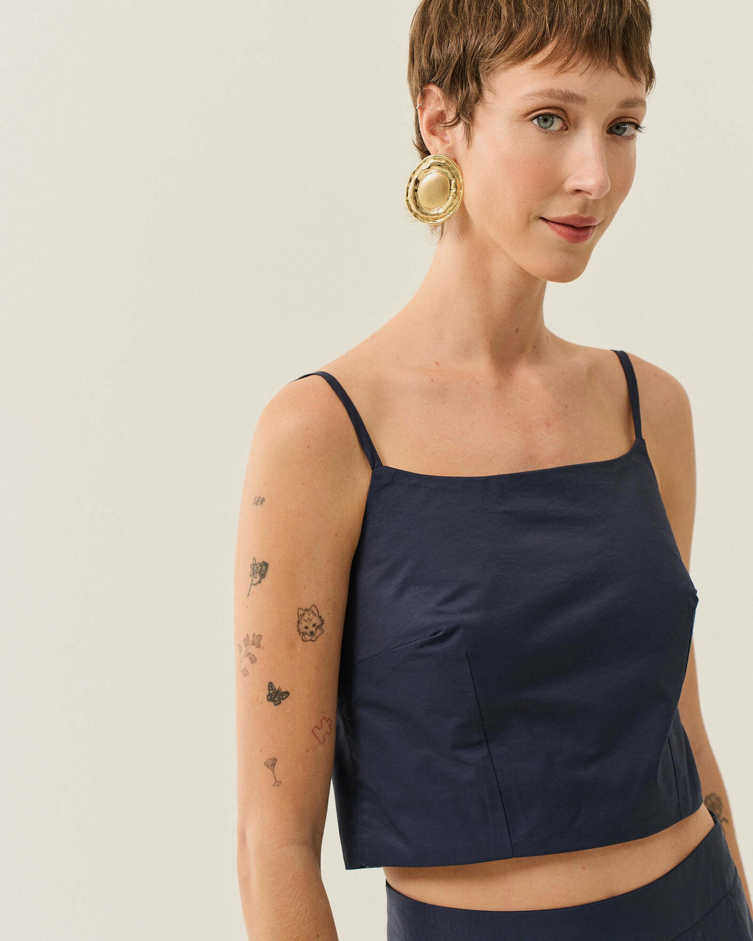 TOP CROPPED ALFAIATARIA ABERTURA COSTAS — foto 3
