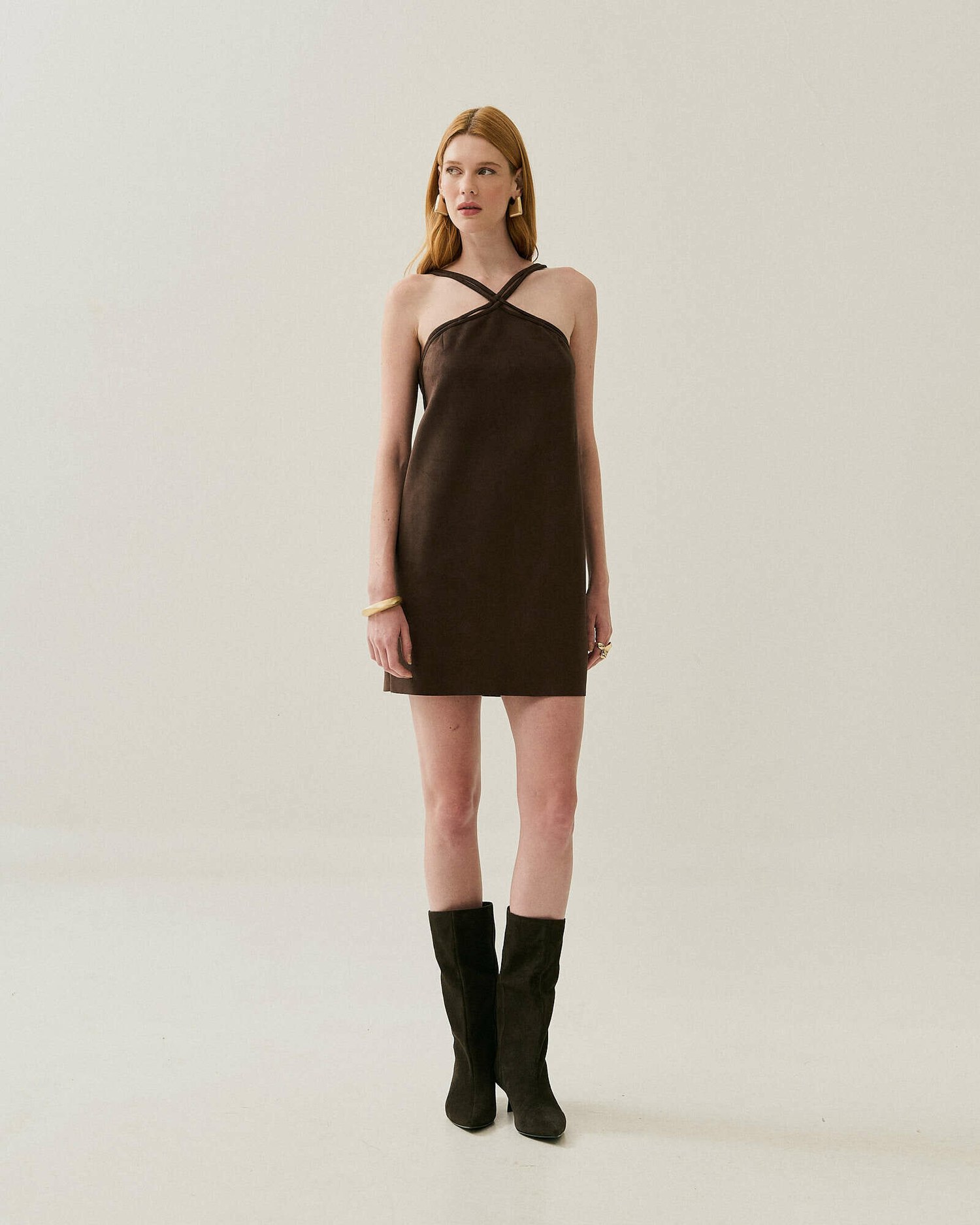 VESTIDO CURTO SUEDE ALCA TRANSPASSADA — foto 19