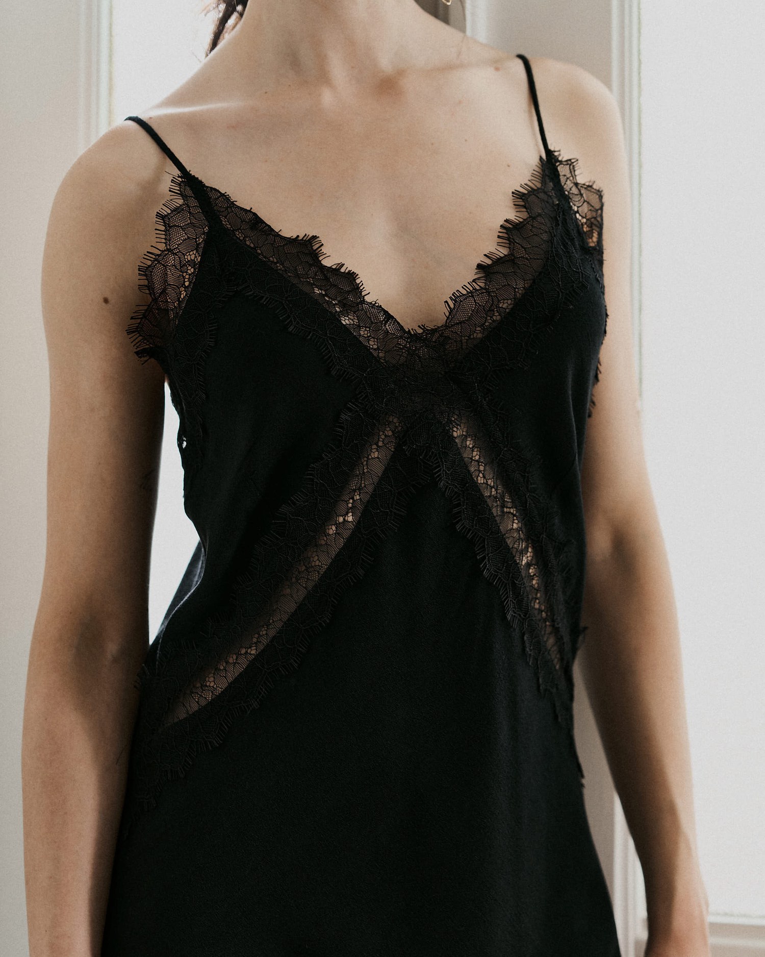 VESTIDO SLIP DRESS COM RENDA — foto 6