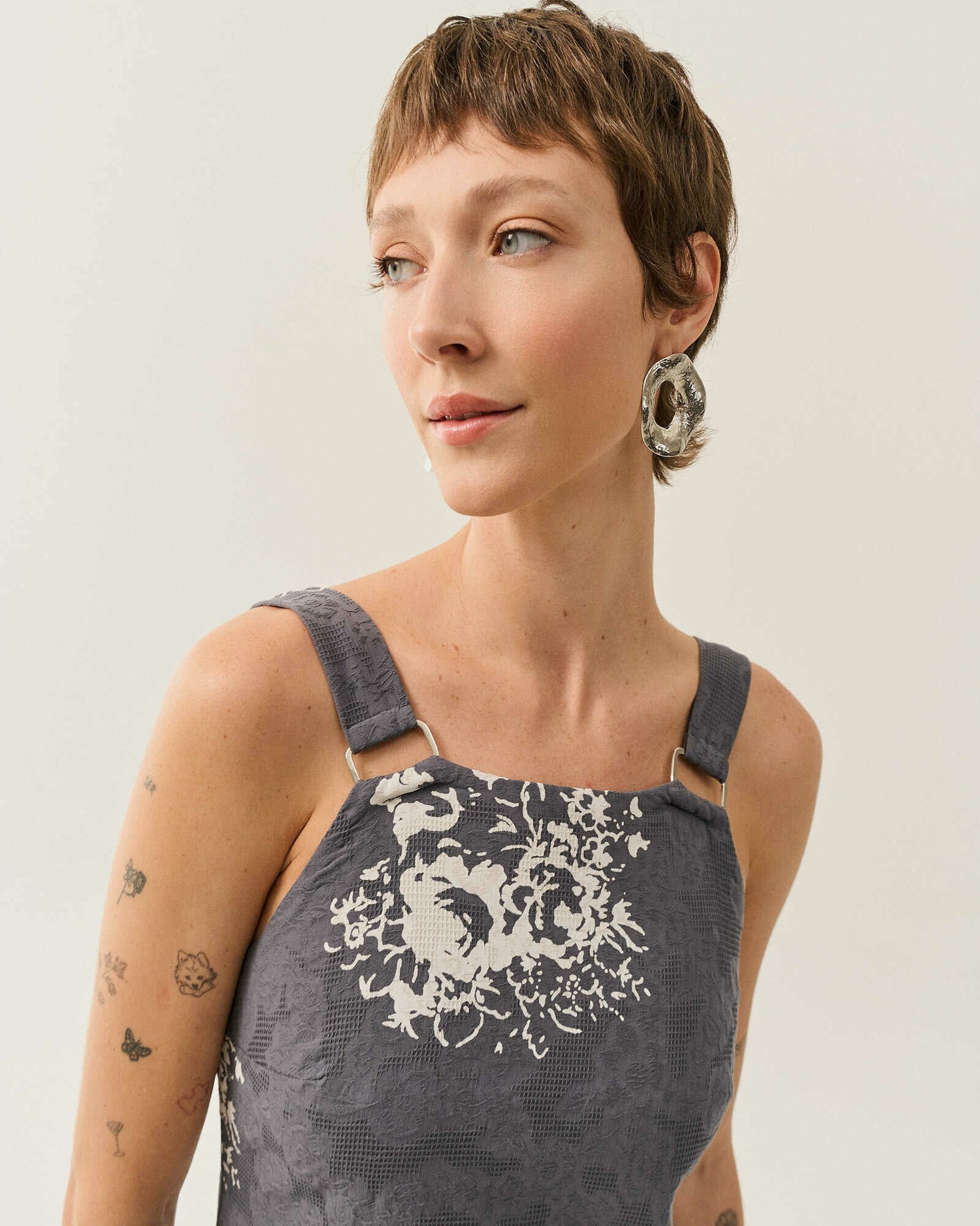 VESTIDO MIDI EVASE ALCA LARGA — foto 12