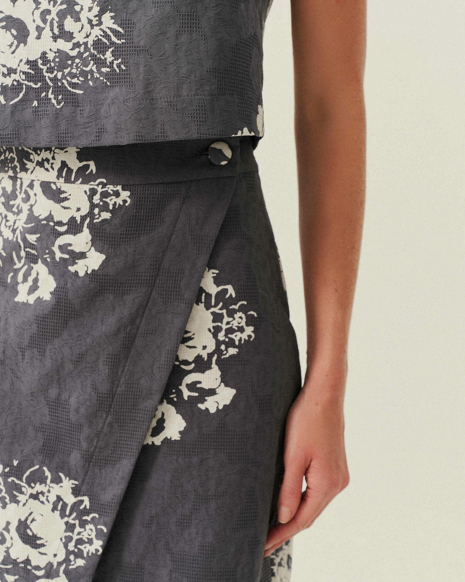SAIA MIDI ASSIMETRICA ESTAMPADA — foto 10