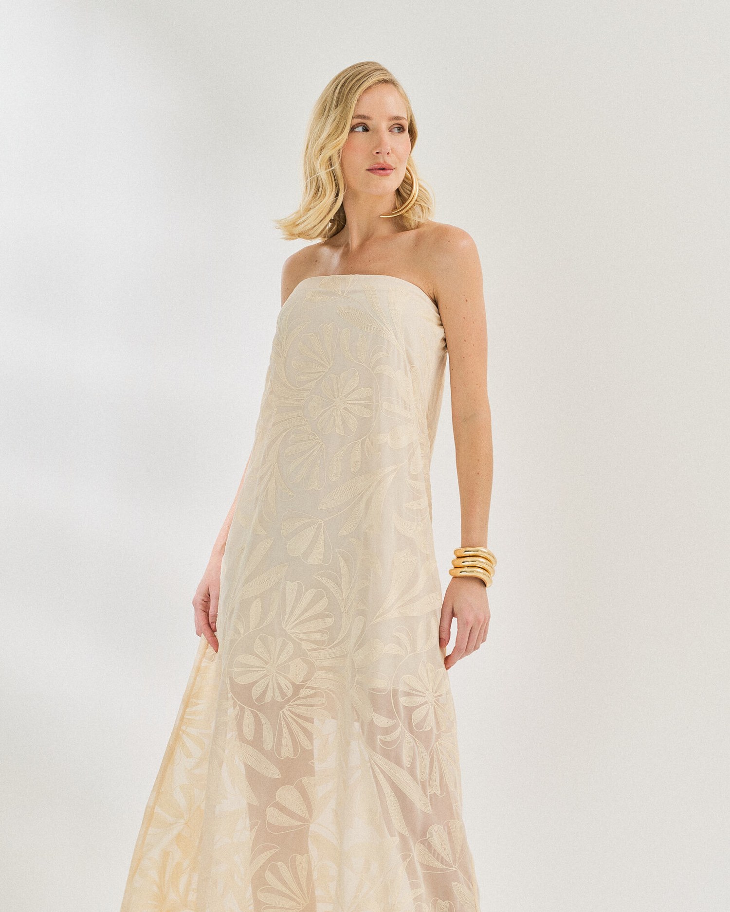 VESTIDO BORDADO SEM ALCA — foto 12