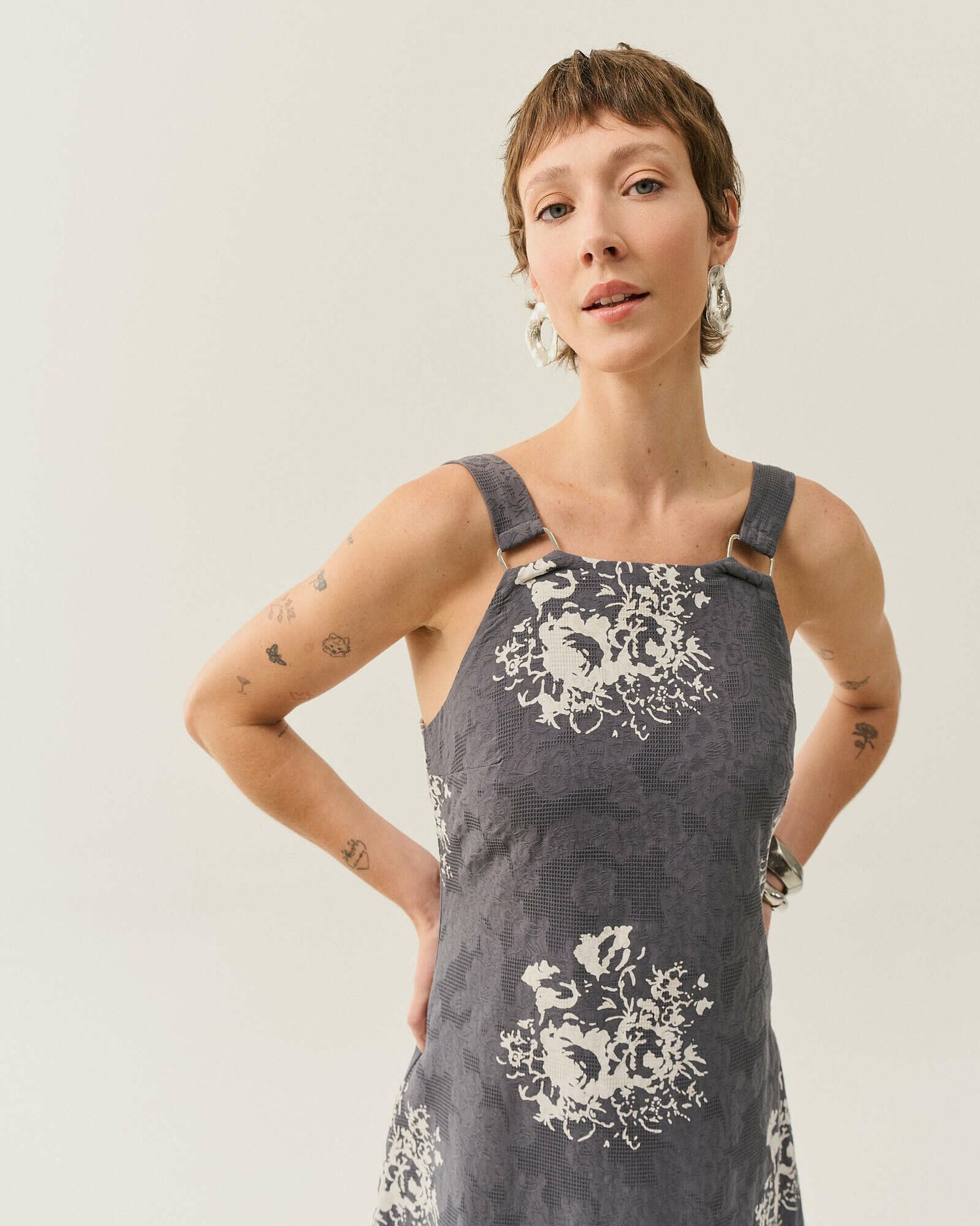 VESTIDO MIDI EVASE ALCA LARGA — foto 10