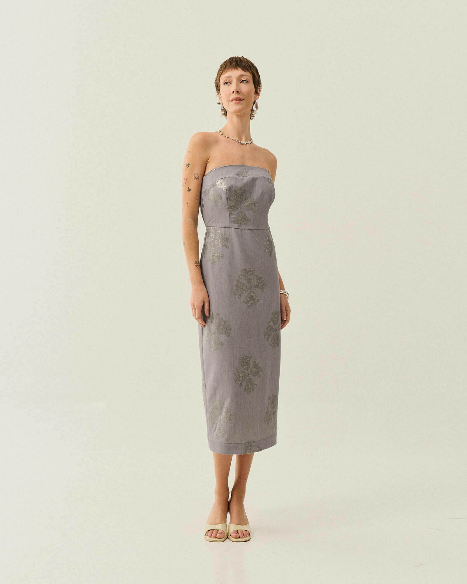 VESTIDO MIDI CLASSICO COM PAETE — foto 6