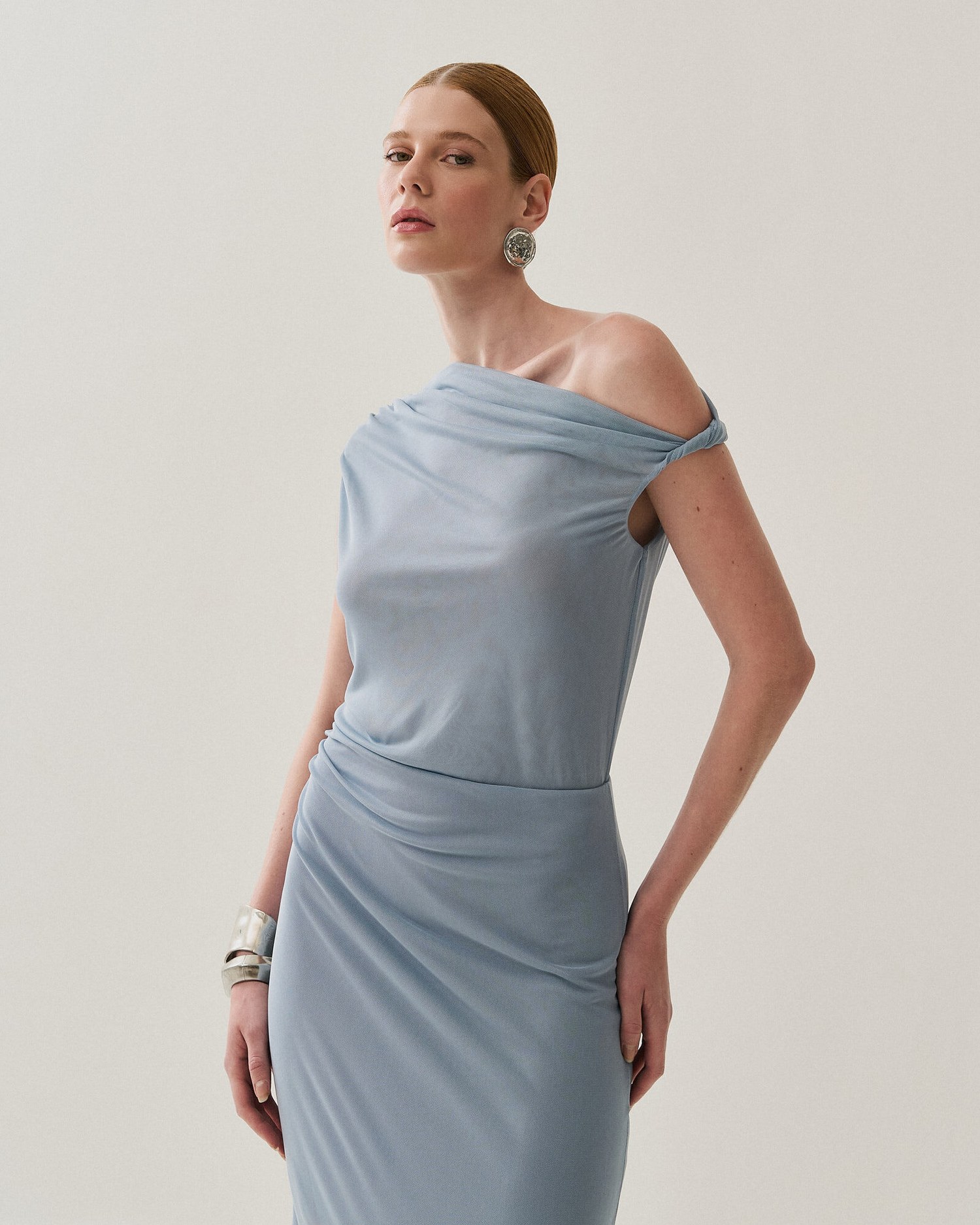 VESTIDO MIDI TORCAO OMBRO — foto 4
