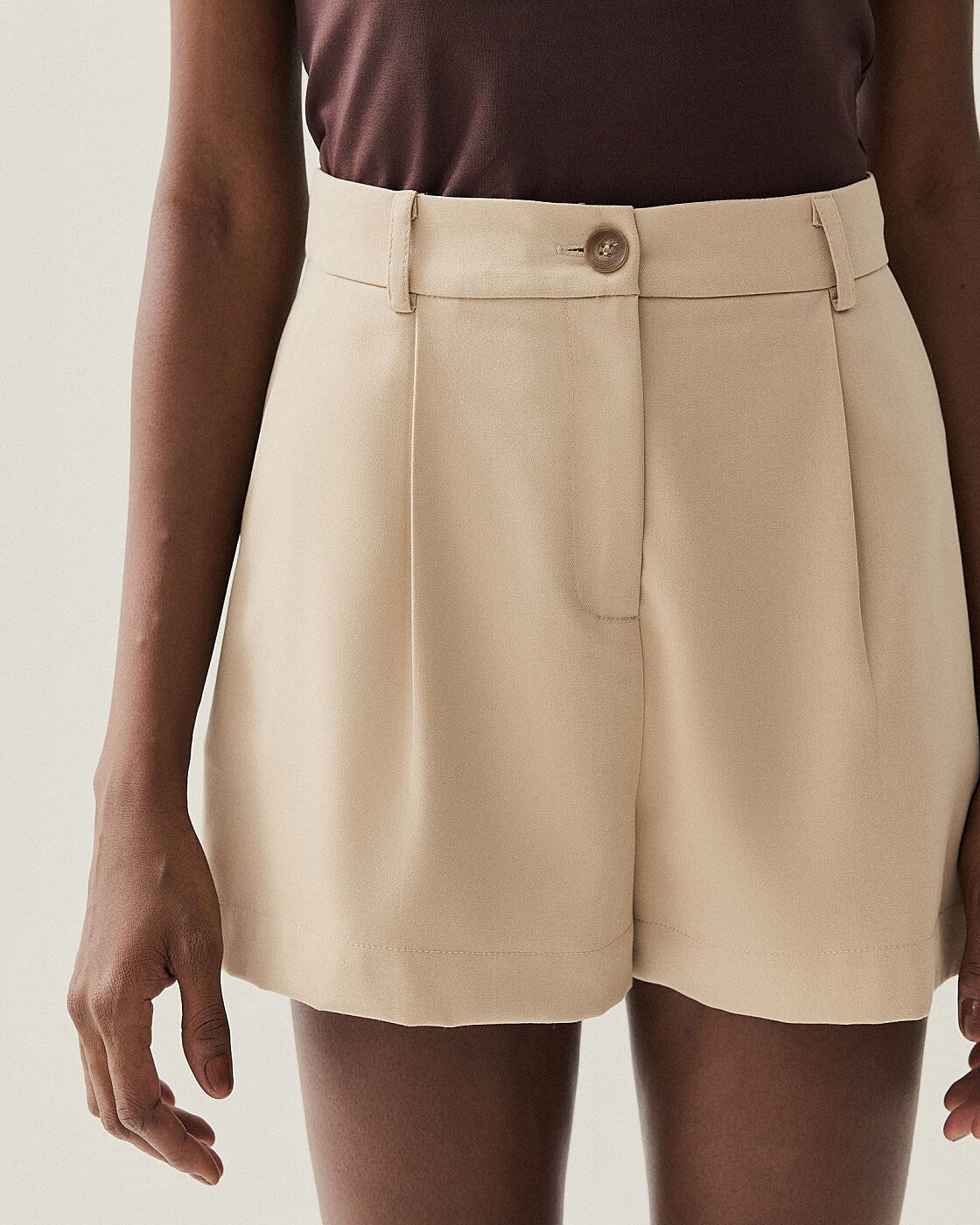 SHORTS CURTO ALFAIATARIA COM PREGAS — foto 3