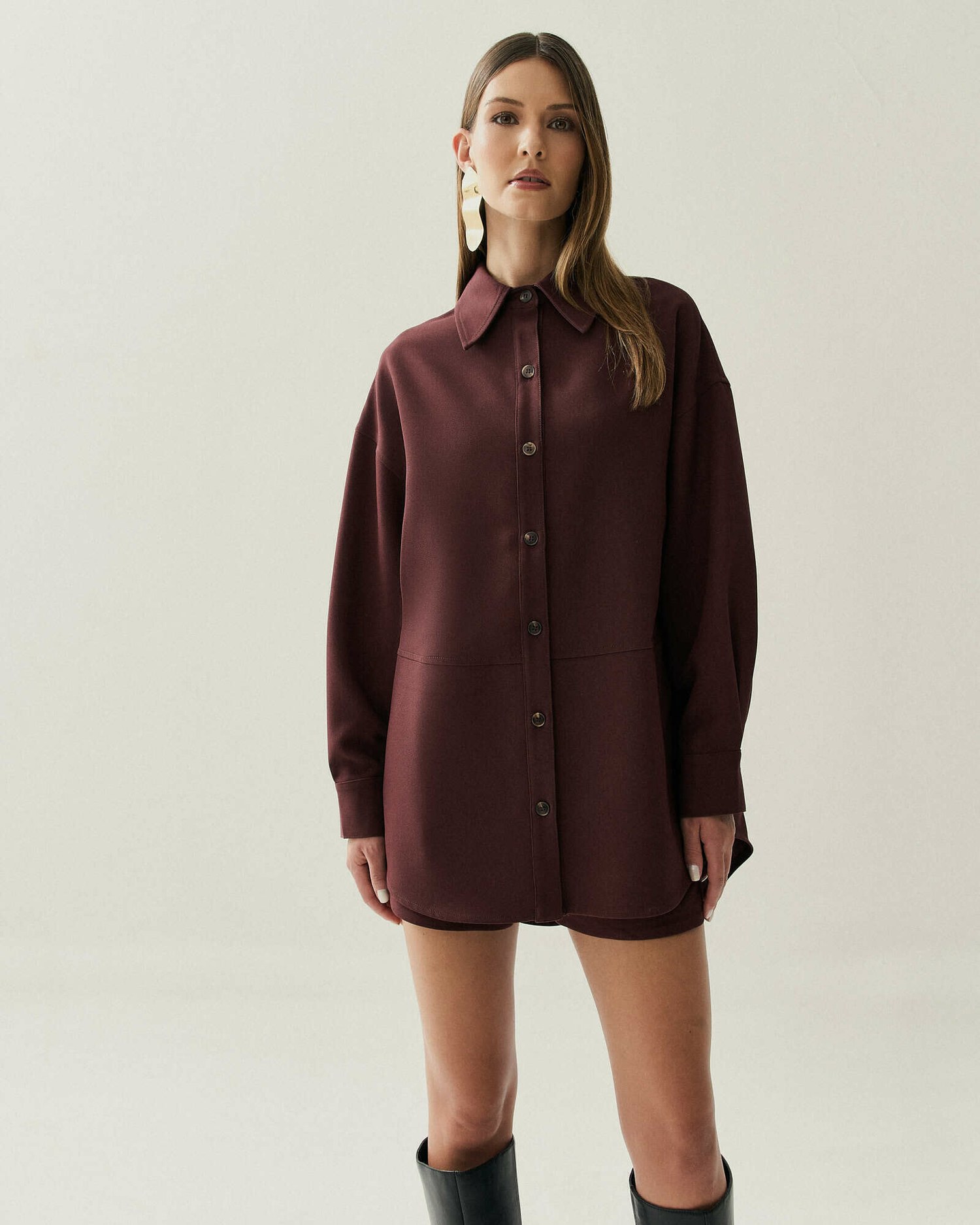 CAMISA OVER ALONGADA FENDA — foto 6