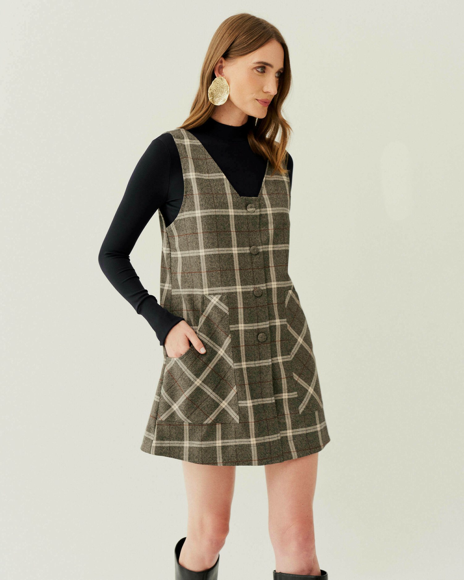 VESTIDO CURTO XADREZ COM BOLSOS — foto 16