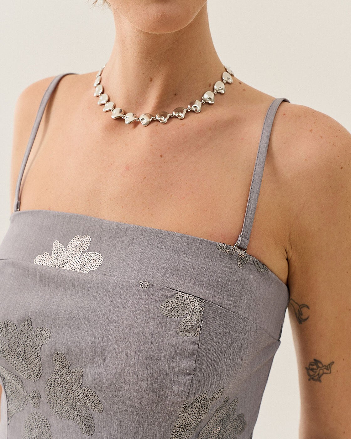 VESTIDO MIDI CLASSICO COM PAETE — foto 7