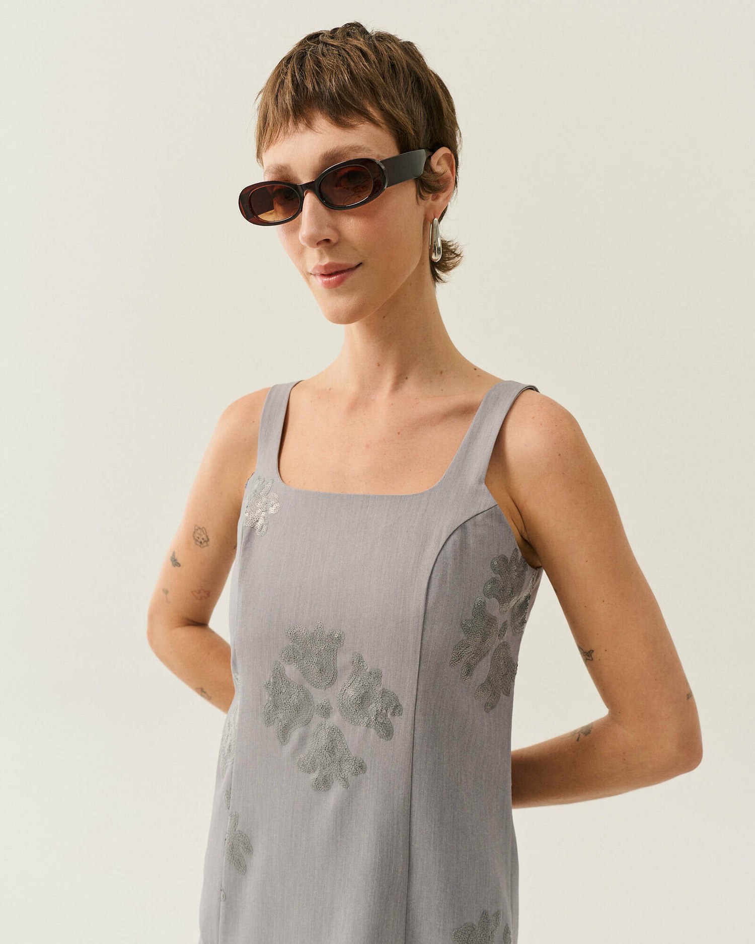 VESTIDO CURTO BORDADO DE PAETES (PROMO) — foto 2