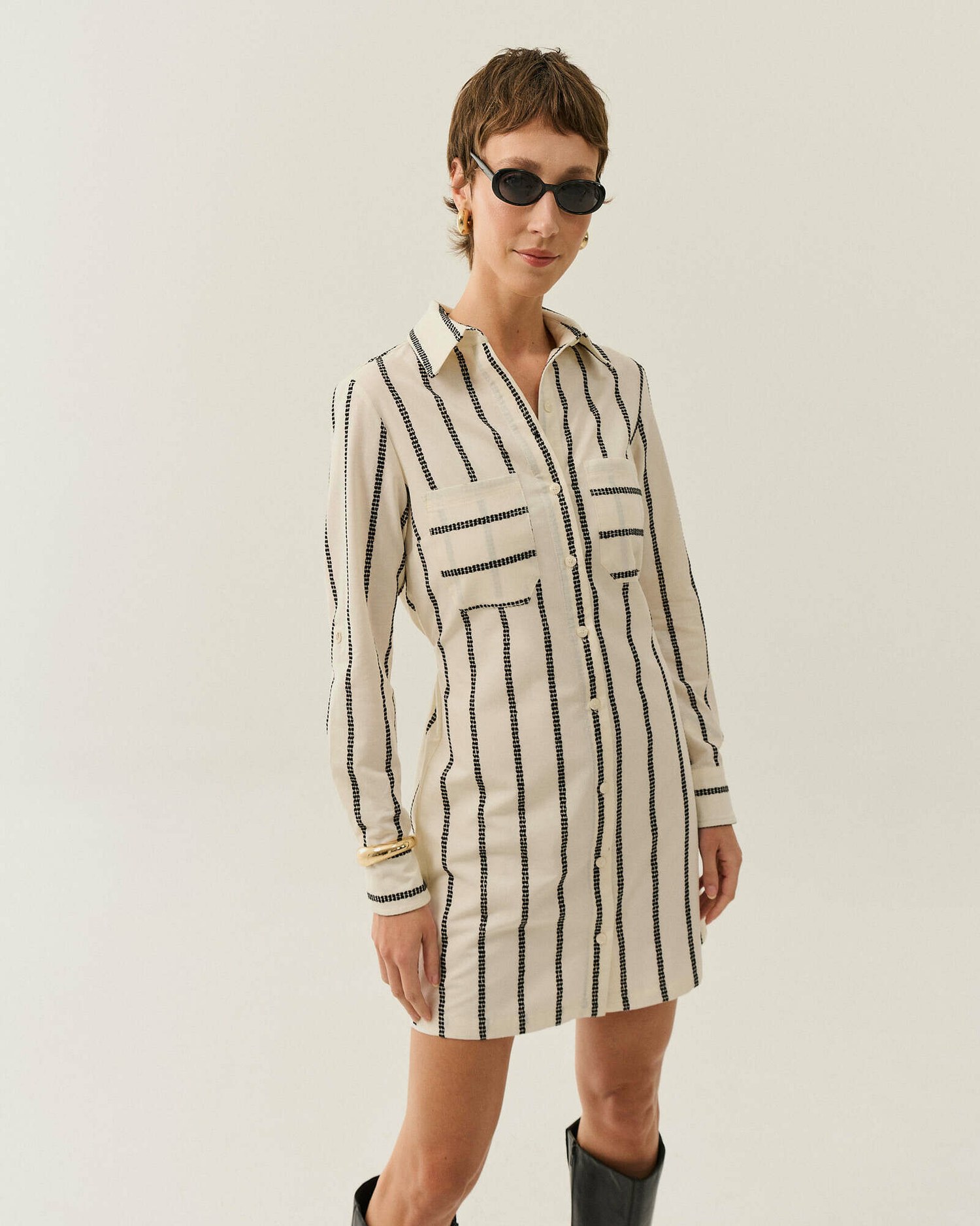 VESTIDO CHEMISE CURTO LISTRAS BORDADAS — foto 7