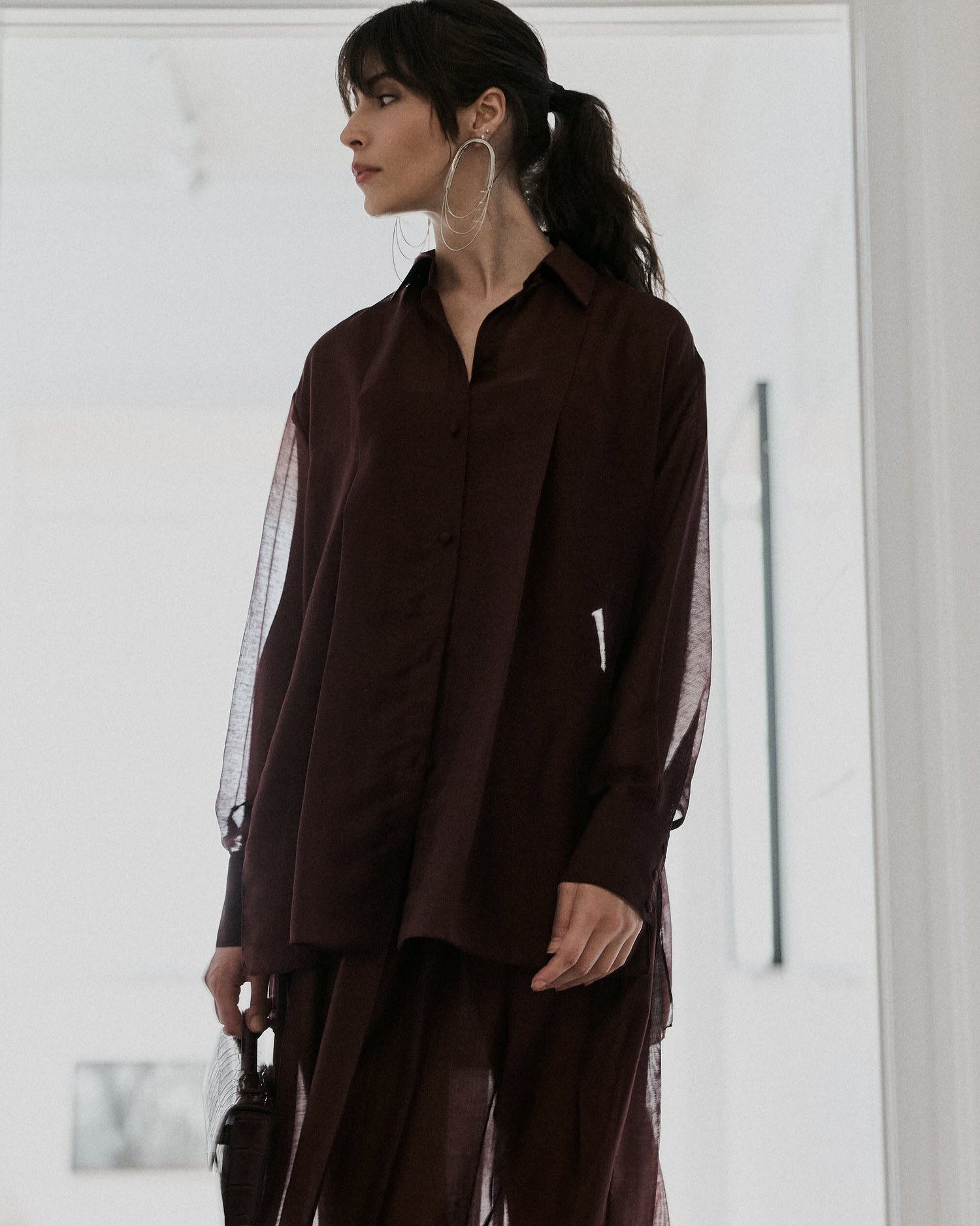 CAMISA ALONGADA TRANSPARENCIA COM PREGAS