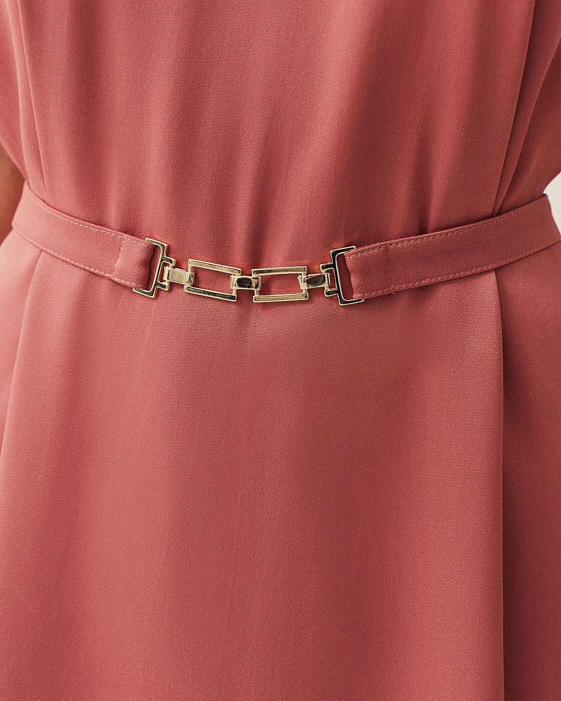 VESTIDO CURTO LISO COM CINTO MONOS — foto 12