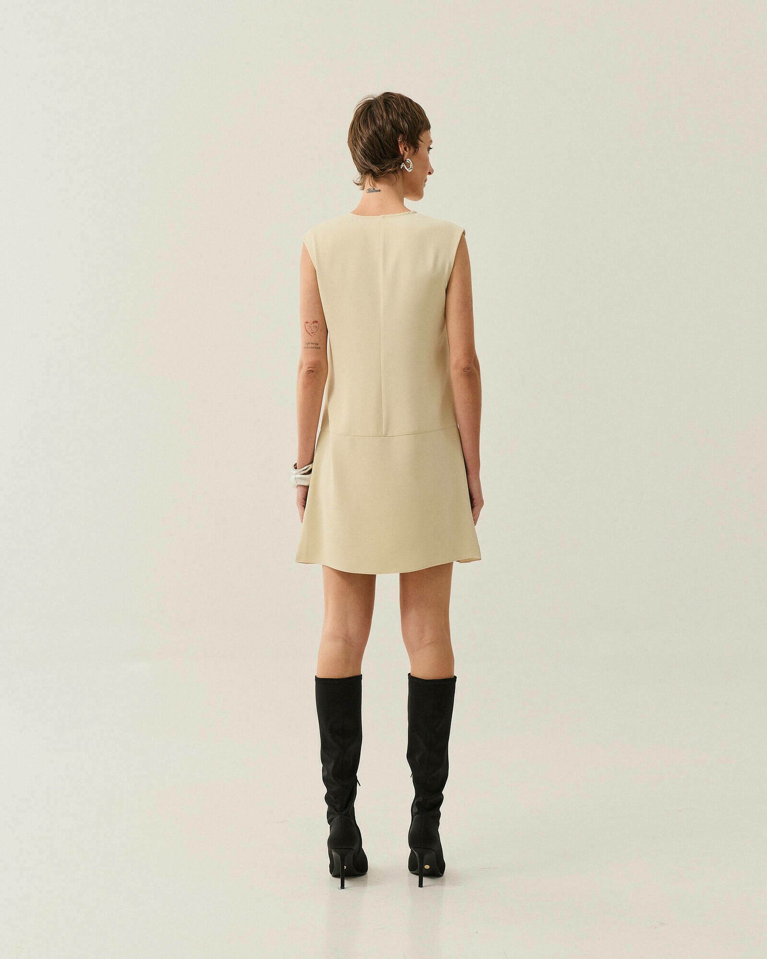 VESTIDO CURTO DETALHE PLISSADO (PROMO) — foto 13