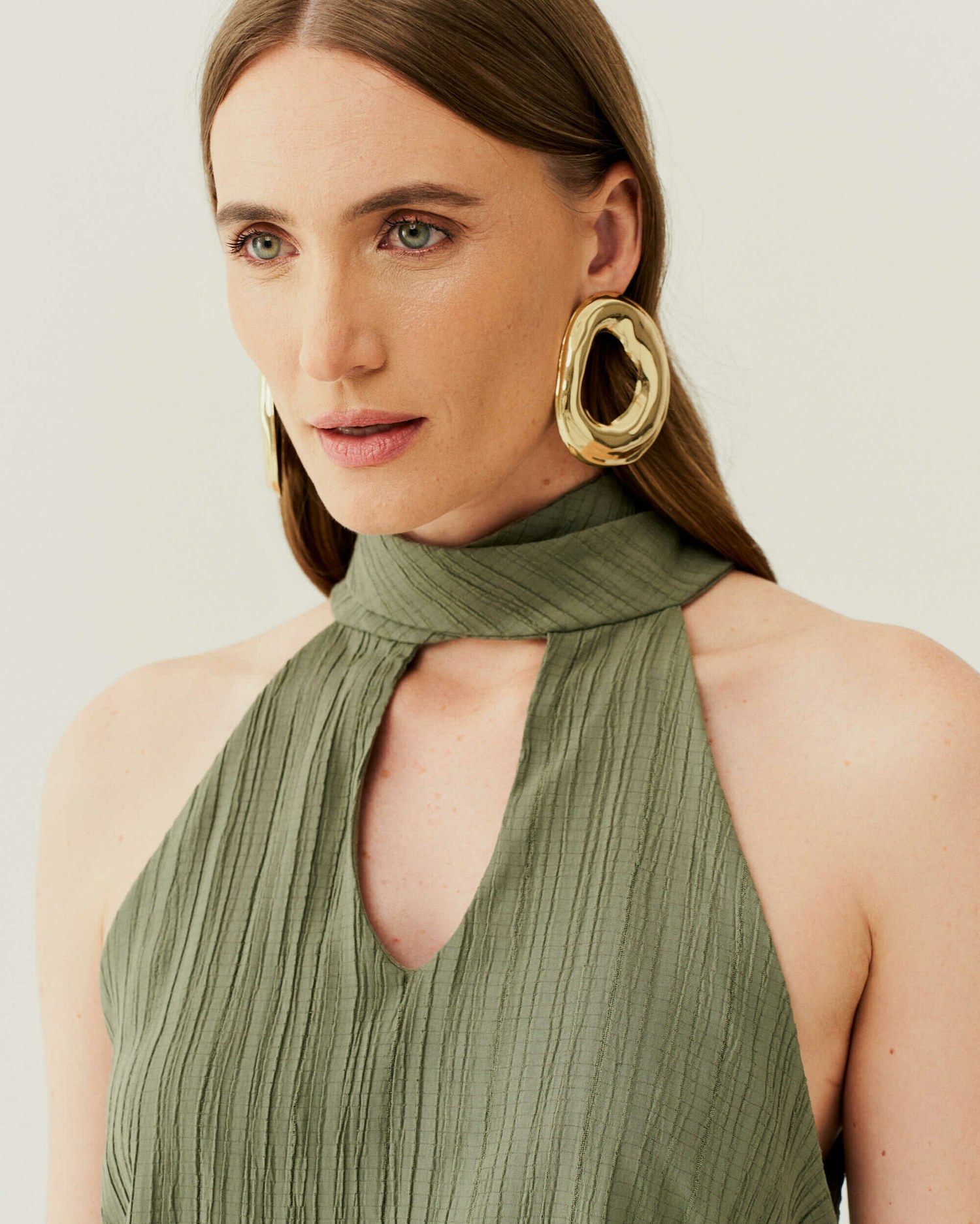 REGATA DECOTE HALTER TEXTURIZADA — foto 6