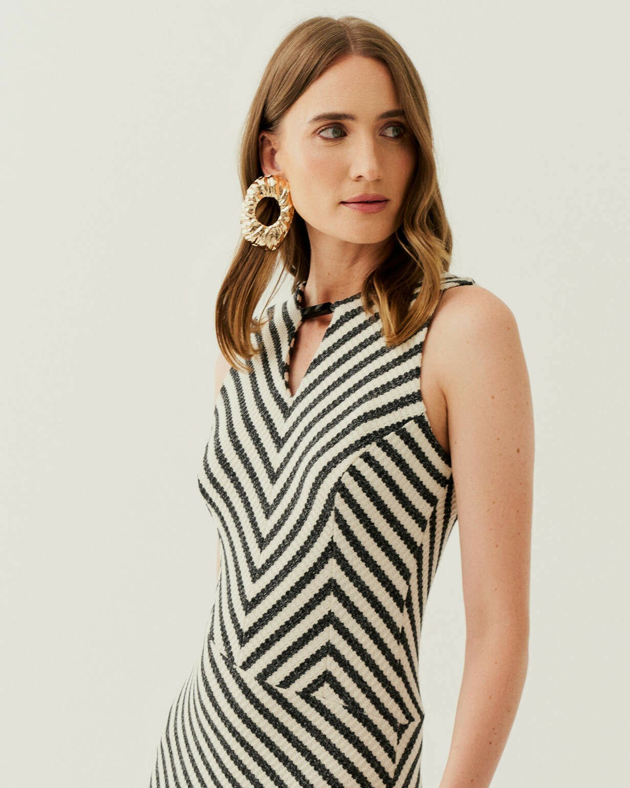 VESTIDO MIDI LISTRADO COM RECORTES — foto 7