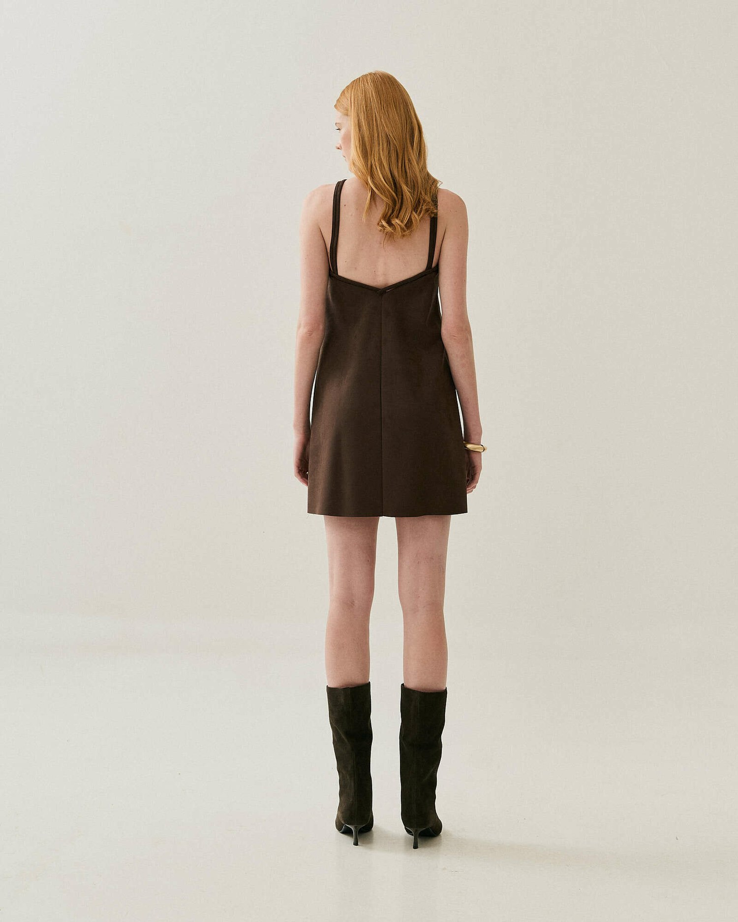 VESTIDO CURTO SUEDE ALCA TRANSPASSADA — foto 23