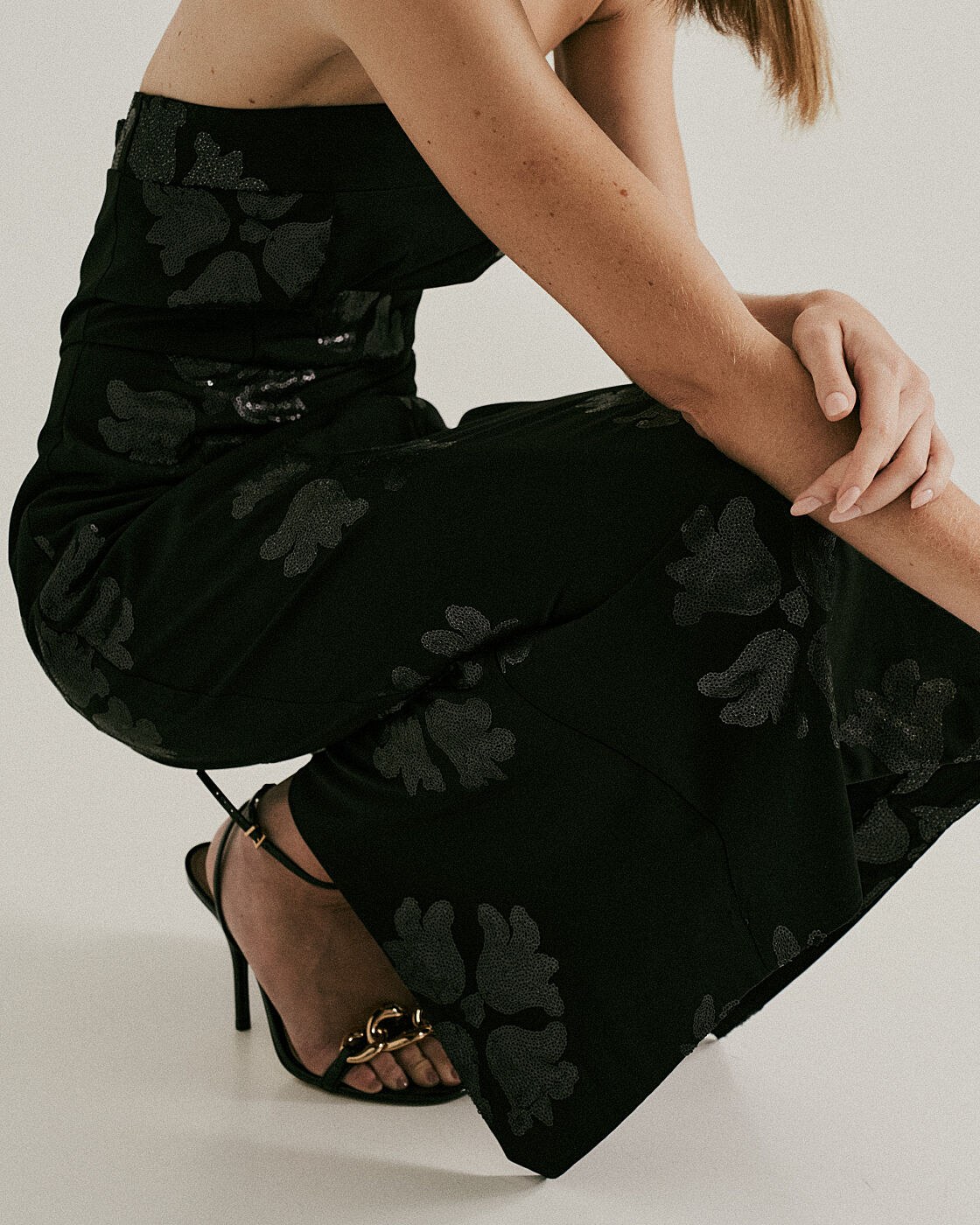 VESTIDO MIDI CLASSICO COM PAETE — foto 18