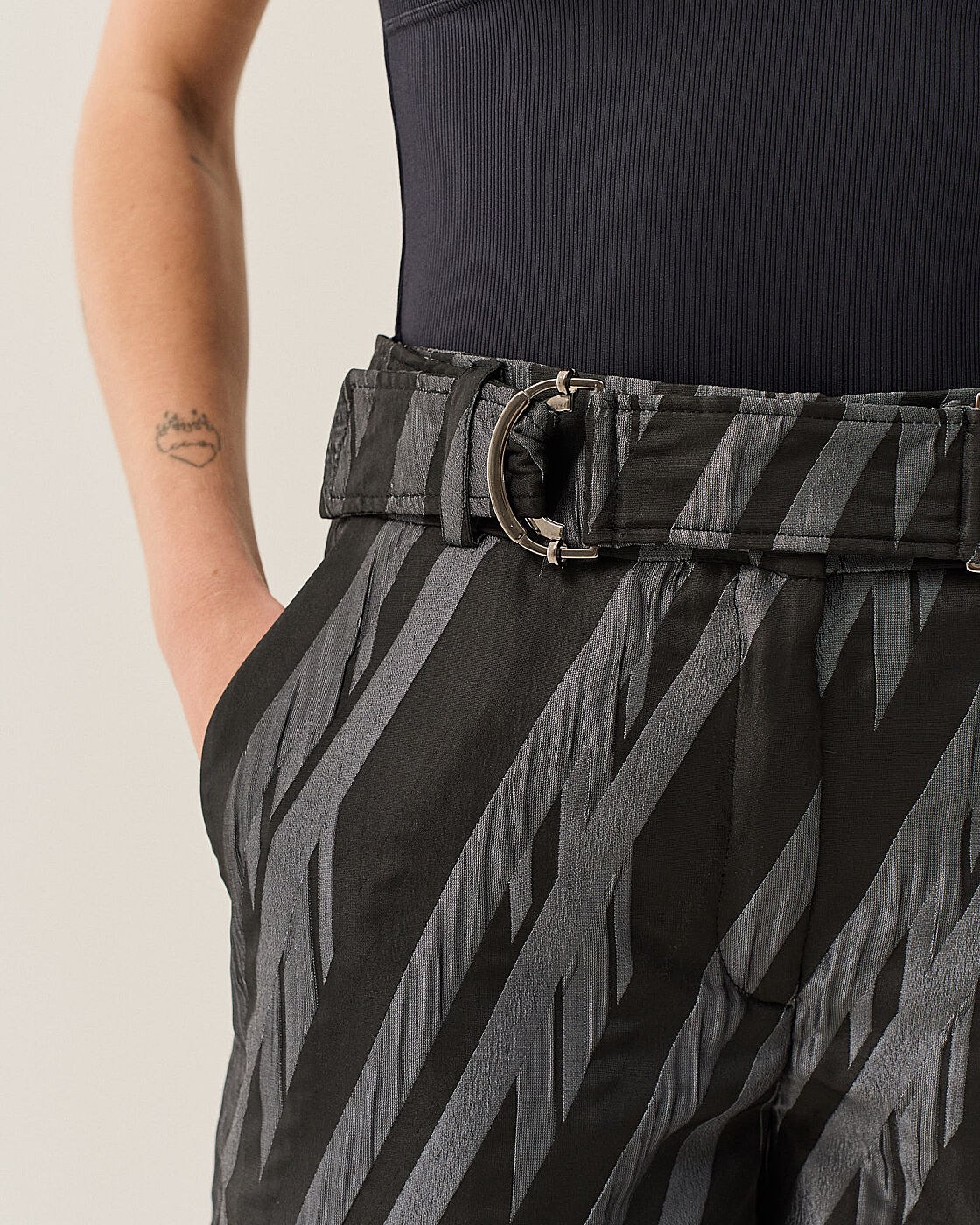 SHORTS JACQUARD COM CINTO (PROMO) — foto 4
