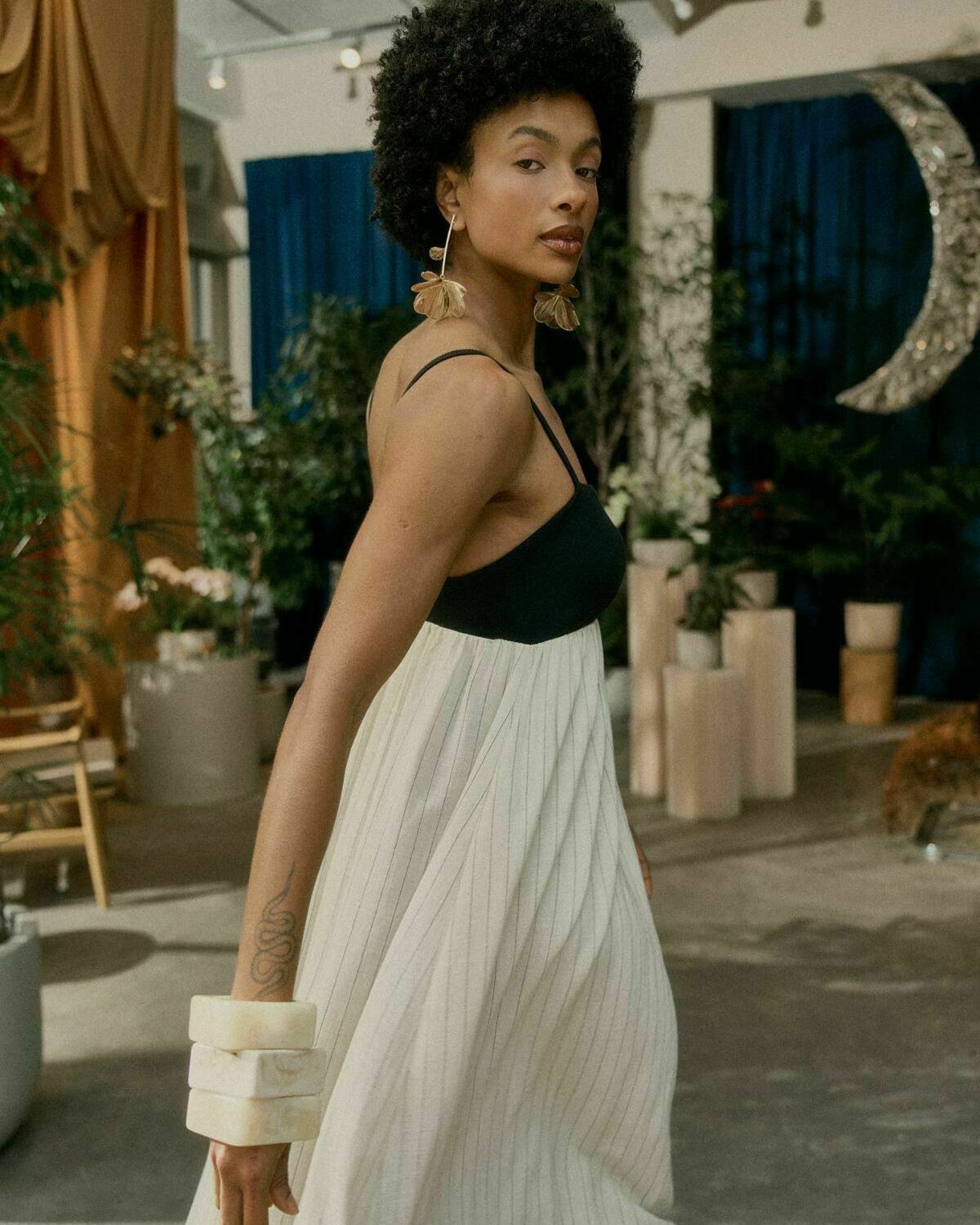 VESTIDO LISTRADO BUSTO MALHA — foto 3