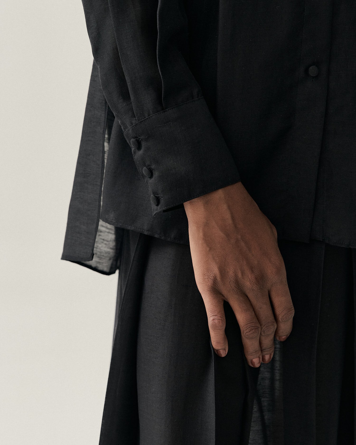 CAMISA ALONGADA TRANSPARENCIA COM PREGAS — foto 21