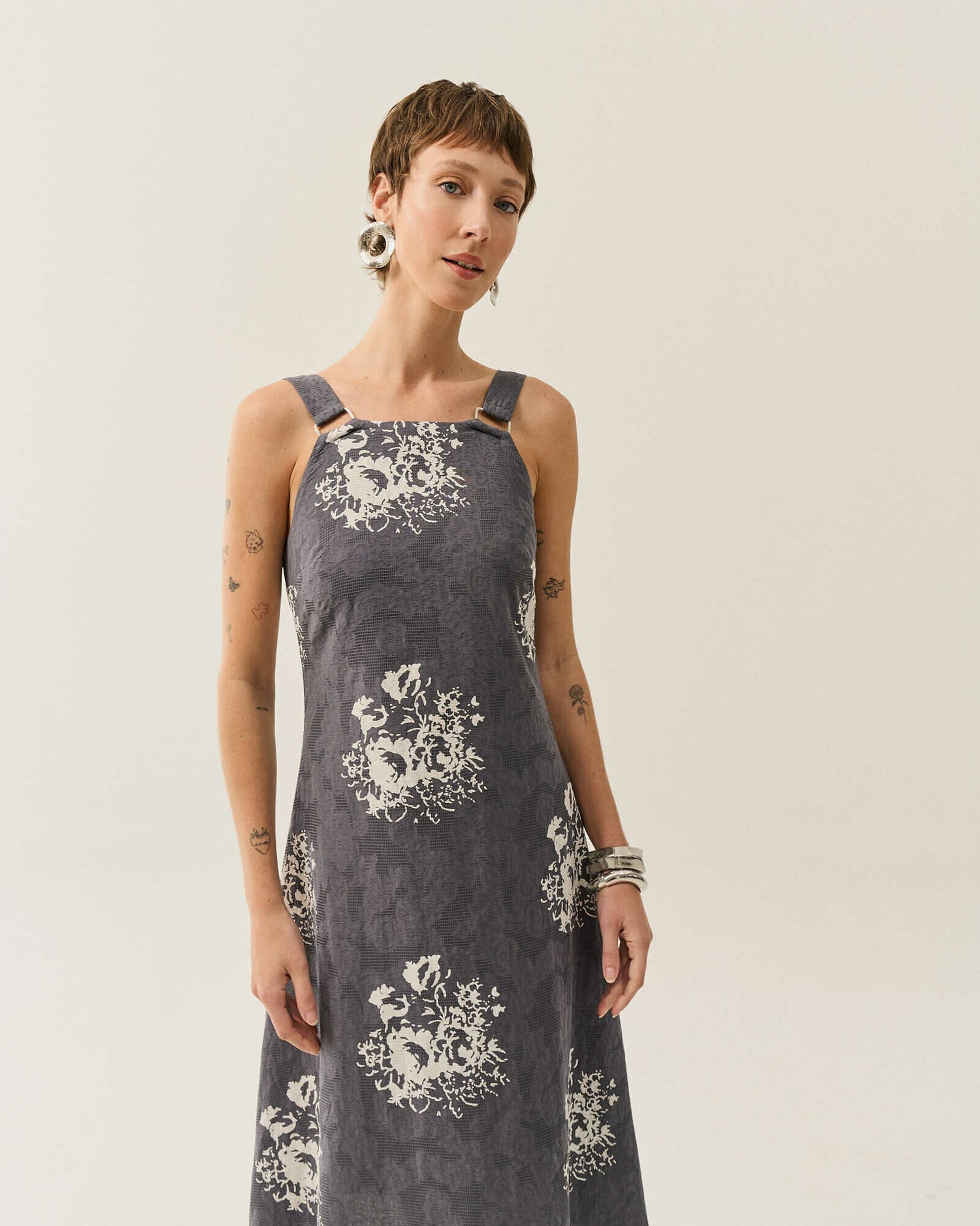 VESTIDO MIDI EVASE ALCA LARGA — foto 13