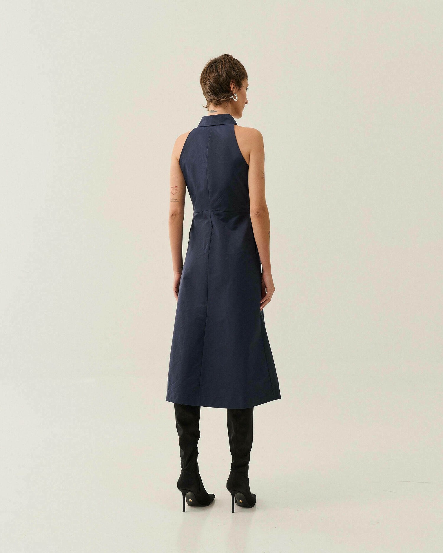 VESTIDO MIDI ALFAIATARIA ESTRUTURADO — foto 4
